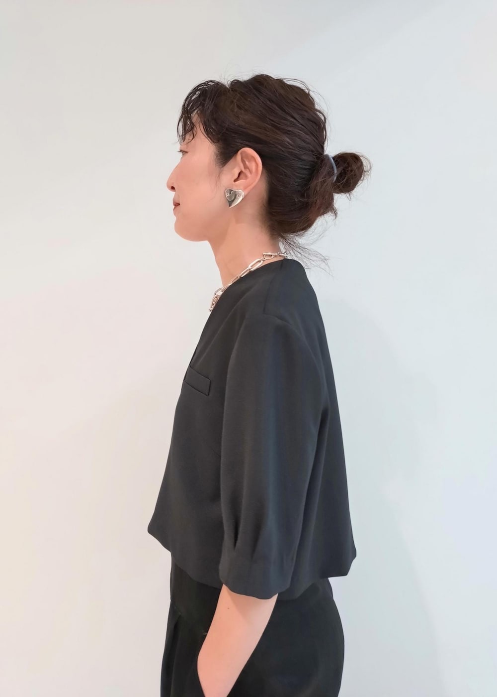 「24SS春の新作、BIGOTRE、ビゴター、LACOSTE、ラコステ、ADAM ET ROPÉ、FEMME、骨格ウェーブ、ブルべ、きれいめカジュアル、大人カジュアル、セレモニー、オケージョン、仕事着、通勤」｜「LACOSTEの【LACOSTE(ラコステ)】L003 NEO 124 3 SFA（スニーカー、シルバー系）」を使った、enokiさん（レディース・157cm）の春コーディネートの6枚目の写真