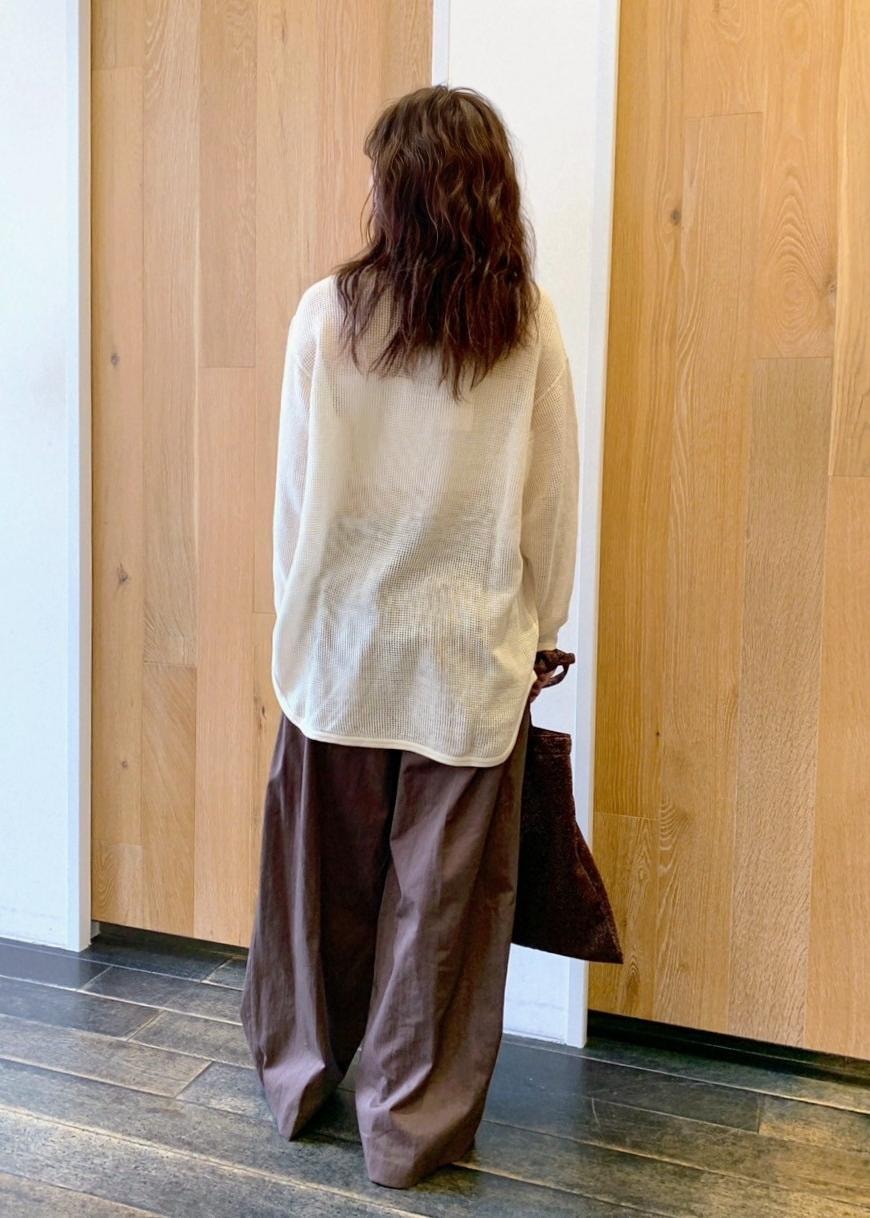 「初春コーデ、春コーデ、お出かけコーデ、旅行コーデ、女子会コーデ、大人カジュアル、パンツスタイル、体型カバー、カジュアルコーデ、ヘルシーコーデ、フェミニンコーデ、シンプルコーデ、ADAM ET ROPÉ、ウェーブ、ブルべ冬」｜「ADAM ET ROPE'の【サステナブル】キラキラトートバッグ（ポケッタブル）（トートバッグ、ブラウン系）」を使った、enokiさん（レディース・157cm）の春コーディネートの3枚目の写真