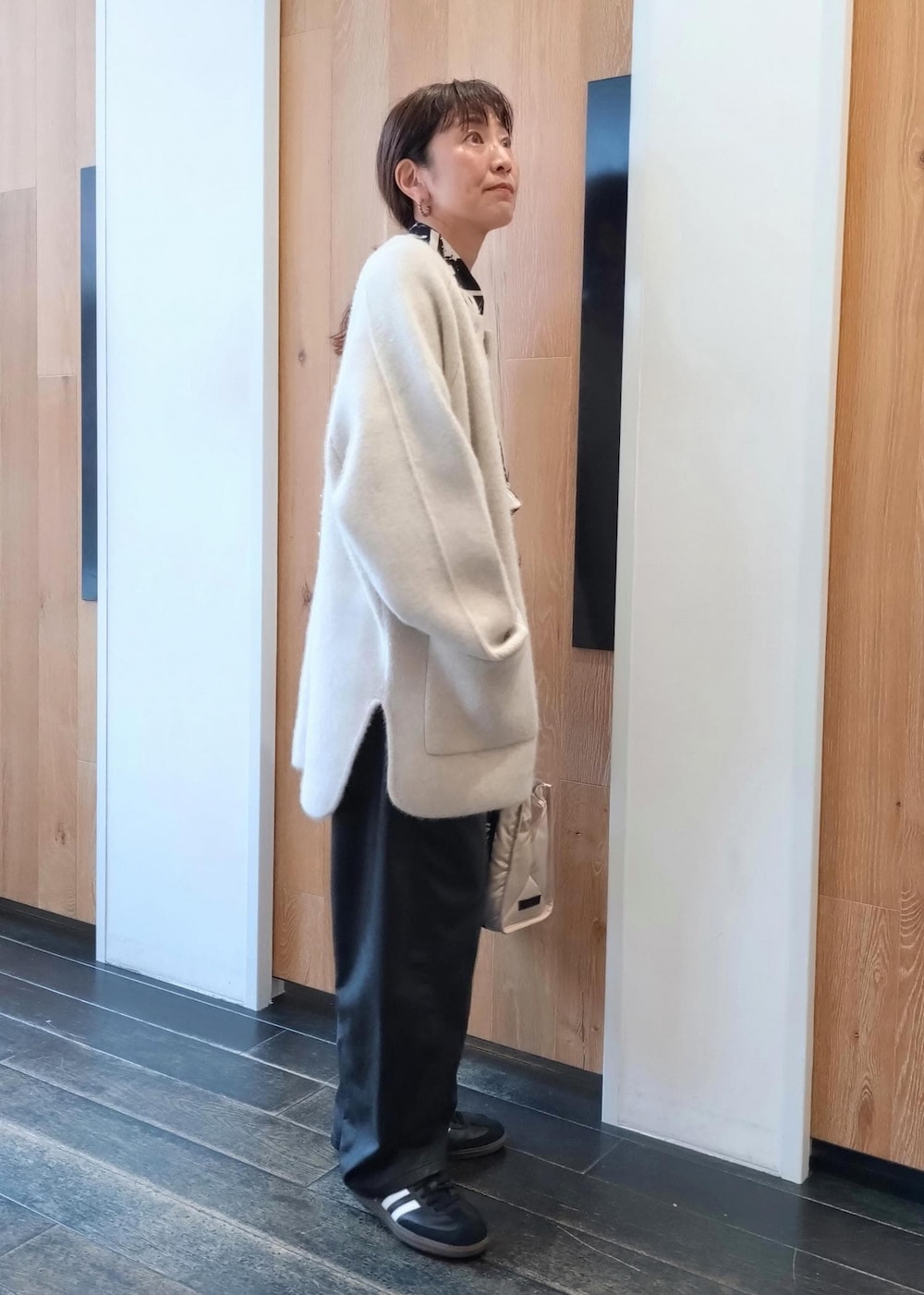 「ガニー、アディダス、秋コーデ、初冬コーデ、お出かけコーデ、旅行コーデ、女子会コーデ、モード、大人カジュアル、パンツスタイル、カジュアルコーデ、シンプルコーデ、ADAM ET ROPÉ、ウェーブ、ブルべ冬」｜「GANNIの【GANNI for ADAM ET ROPE'】Recycled tech Tote（トートバッグ、ベージュ系）」を使った、enokiさん（レディース・157cm）の秋コーディネートの3枚目の写真