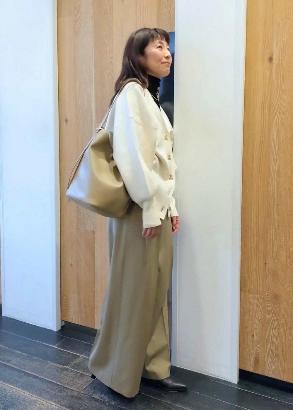 「初冬コーデ、冬コーデ、お仕事コーデ、お出かけコーデ、女子会コーデ、レイヤード、パンツスタイル、シンプルコーデ、きれいめコーデ、ADAM ET ROPÉ、ウェーブ、ブルべ冬、乾燥、トップス、Tシャツ/カットソー」|「ADAM ET ROPE'のポインテッドストレッチブーツ(ブーツ、ブラック系)」を使った、enokiさん(レディース・157cm)の冬コーディネートの7枚目の写真