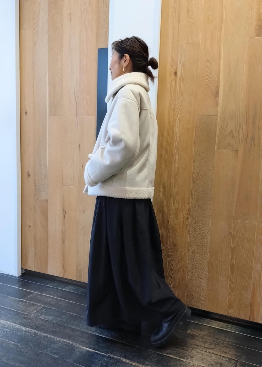 「SNaPMeAward23w、フェイクムートン、ジャケット、ADAM ET ROPÉ、FEMME、サステナブル、骨格ウェーブ、ブルべ、カジュアル、大人カジュアル、フェミニン、モード、冬、冬コーデ、冬ファッション」｜「ADAM ET ROPE'のフェイクムートンジャケット（ムートンコート、ホワイト系）」を使った、enokiさん（レディース・157cm）の冬コーディネートの3枚目の写真