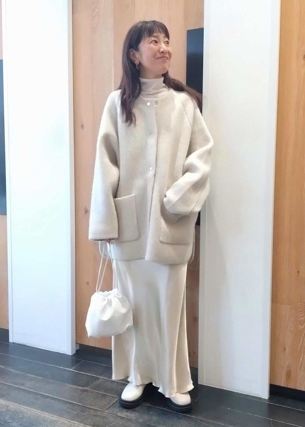 「初冬コーデ、冬コーデ、お出かけコーデ、クリスマスコーデ、お正月・初詣コーデ、女子会コーデ、大人カジュアル、スカートスタイル、体型カバー、ワントーンコーデ、フェミニンコーデ、シンプルコーデ、ベーシック、ADAM ET ROPÉ、ウェーブ」｜「ADAM ET ROPE'のトラックソールストレッチブーツ（ブーツ、ホワイト系）」を使った、enokiさん（レディース・157cm）の冬コーディネートの6枚目の写真