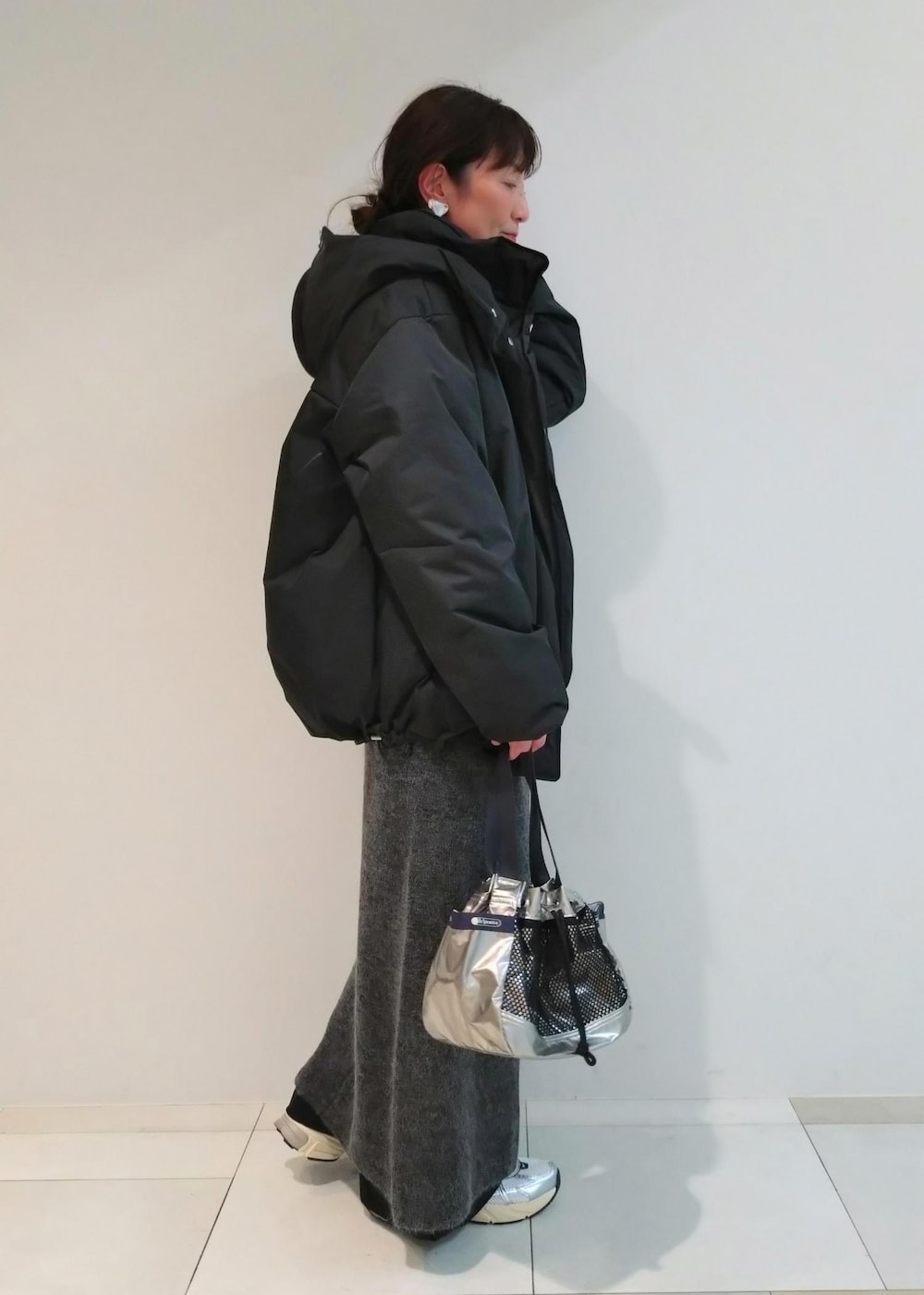 「ナイキ、初冬コーデ、冬コーデ、お出かけコーデ、お正月・初詣コーデ、女子会コーデ、大人カジュアル、レイヤード、パンツスタイル、ワントーンコーデ、カジュアルコーデ、別注アイテム、ADAM ET ROPÉ、ウェーブ、ブルべ冬」|「NIKEの【NIKE(ナイキ)】V2K RUN(スニーカー、ホワイト系)」を使った、enokiさん(レディース・157cm)の秋コーディネートの4枚目の写真