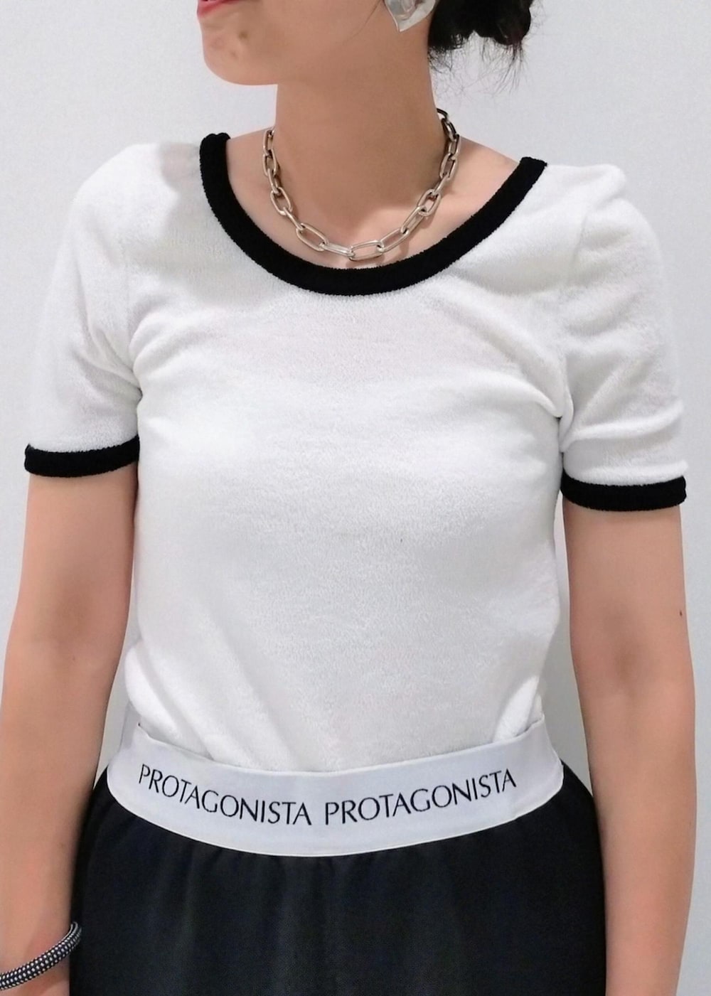 「PROVOKE、プロヴォーク、初夏コーデ、夏コーデ、デートコーデ、お出かけコーデ、旅行コーデ、アウトドアコーデ、フェスコーデ、女子会コーデ、大人カジュアル、パンツスタイル、モノトーンコーデ、カジュアルコーデ、ヘルシーコーデ」｜「ADAM ET ROPE'のノットデザインボリュームサンダル（サンダル、ブラック系）」を使った、enokiさん（レディース・157cm）の夏コーディネートの6枚目の写真