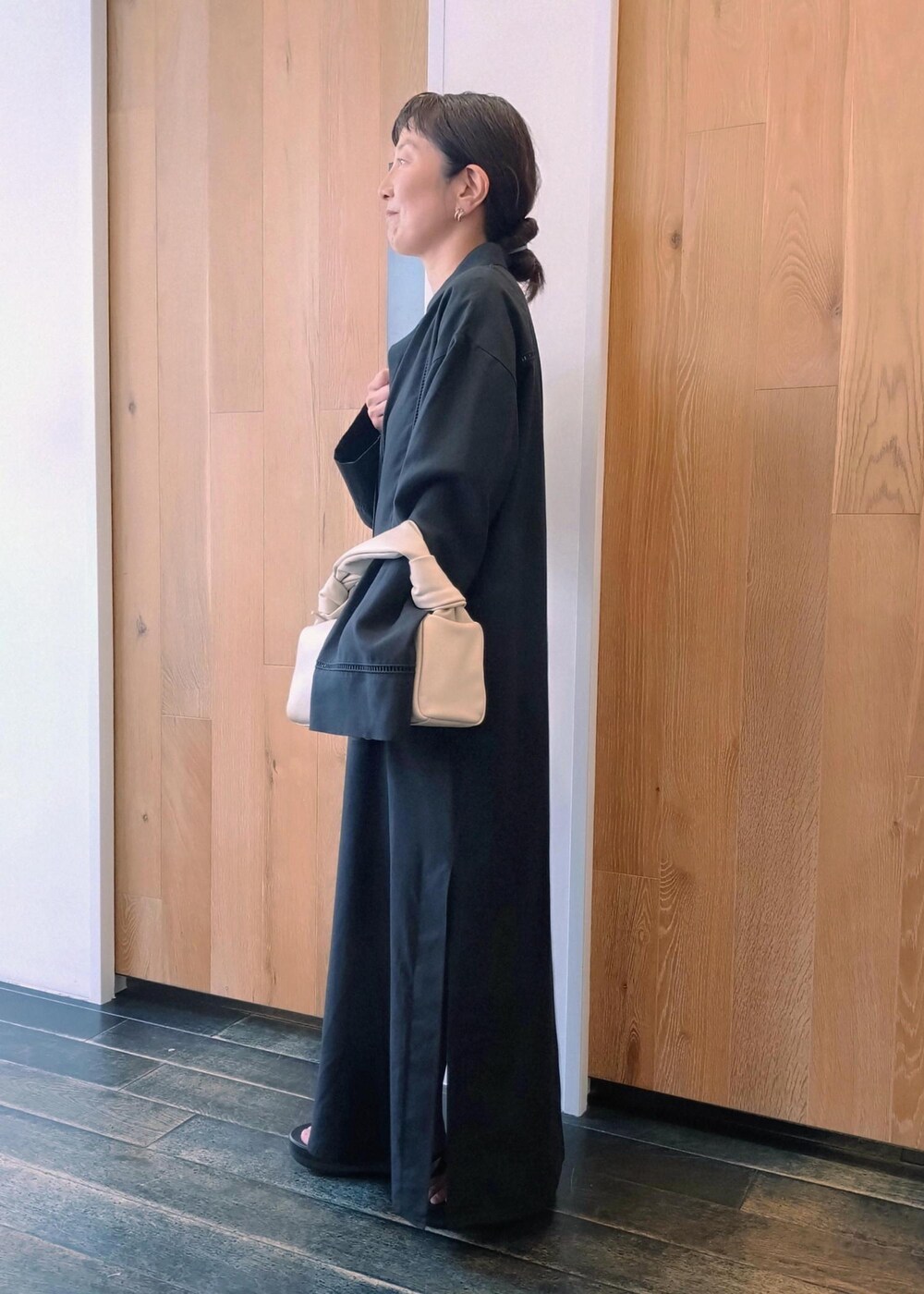 「OOFOS、ウーフォス、PFT、春コーデ、初夏コーデ、夏コーデ、デートコーデ、お出かけコーデ、旅行コーデ、女子会コーデ、大人カジュアル、レイヤード、体型カバー、モノトーンコーデ、カジュアルコーデ」｜「ADAM ET ROPE'のリネンマキシワンピース（ワンピース、ブラック系）」を使った、enokiさん（レディース・157cm）の春コーディネートの3枚目の写真