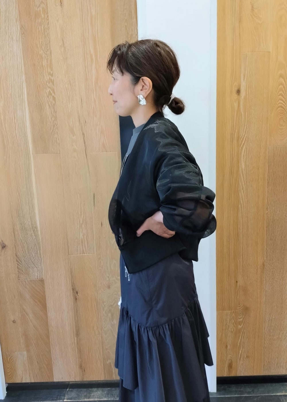 「24SS春の新作、GANNI、ガニー、LACOSTE、ラコステ、STINE GOYA、スティーヌゴヤ、イヤリング、シアー、スカート、ADAM ET ROPÉ、FEMME、サステナブル、骨格ウェーブ、ブルべ」｜「LACOSTEの【LACOSTE(ラコステ)】L003 NEO 124 3 SFA（スニーカー、シルバー系）」を使った、enokiさん（レディース・157cm）の春コーディネートの6枚目の写真