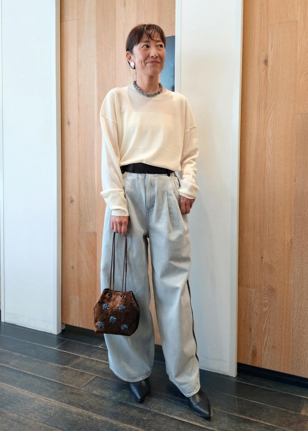 「JACOB、ジャコブ、初春コーデ、秋コーデ、初冬コーデ、お仕事コーデ、お出かけコーデ、女子会コーデ、大人カジュアル、パンツスタイル、シンプルコーデ、ADAM ET ROPÉ、ウェーブ、ブルべ冬、乾燥」|「ADAM ET ROPE'のバンドゥー(チューブトップ、ホワイト系)」を使った、enokiさん(レディース・157cm)の秋コーディネートの6枚目の写真