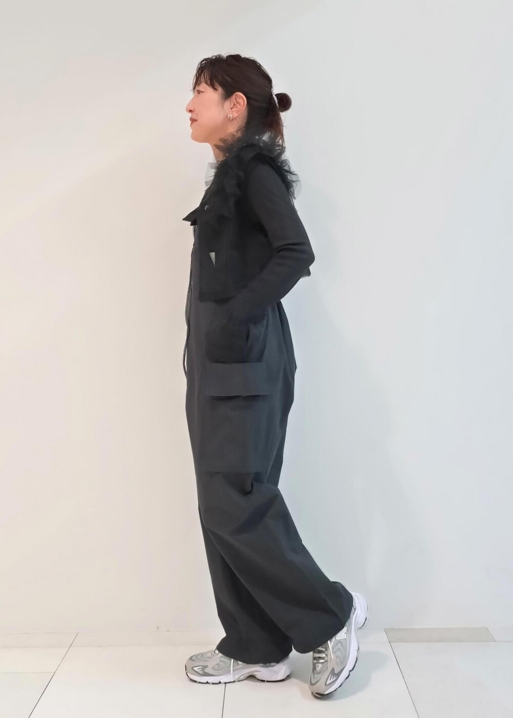 「black、PHEENY、フィーニー、NB、ニューバランス、チョーカー、ブラック、長袖、クルーネック、シアー、ADAM ET ROPÉ、FEMME、SDGs、サステナブル、骨格ウェーブ」｜「ADAM ET ROPE'のメタルカーブチョーカー（チョーカー、シルバー系）」を使った、enokiさん（レディース・157cm）の春コーディネートの2枚目の写真
