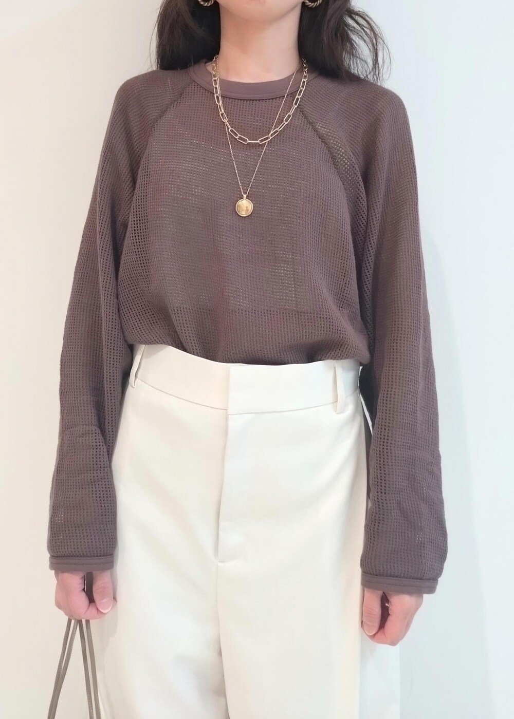 「メッシュ、24SS春の新作、PHEENY、フィーニー、巾着、ブーツサンダル、ADAM ET ROPÉ、FEMME、サステナブル、骨格ウェーブ、ブルべ、カジュアル、大人カジュアル、レイヤード、春」｜「ADAM ET ROPE'の【環境配慮】ビンテージサテンサイドタックパンツ（その他パンツ、ホワイト系）」を使った、enokiさん（レディース・157cm）の春コーディネートの7枚目の写真
