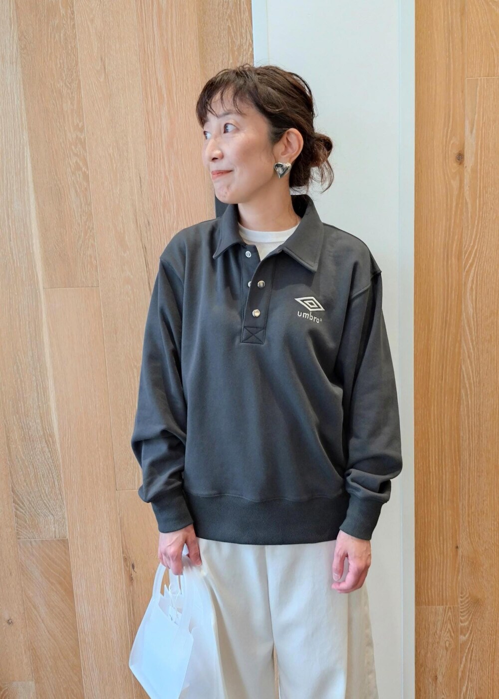 「24SS春の新作、UMBRO、アンブロ、AMOMENTO、アモーメント、ADAM ET ROPÉ、FEMME、サステナブル、骨格ウェーブ、ブルべ、きれいめカジュアル、カジュアル、大人カジュアル、モード、スポーティー」｜「UMBROの【UMBRO for ADAM ET ROPE'】Collared Sweat PO（スウェット、ブラック系）」を使った、enokiさん（レディース・157cm）の冬コーディネートの6枚目の写真