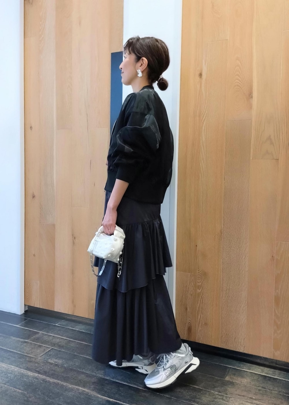 「24SS春の新作、GANNI、ガニー、LACOSTE、ラコステ、STINE GOYA、スティーヌゴヤ、イヤリング、シアー、スカート、ADAM ET ROPÉ、FEMME、サステナブル、骨格ウェーブ、ブルべ」｜「LACOSTEの【LACOSTE(ラコステ)】L003 NEO 124 3 SFA（スニーカー、シルバー系）」を使った、enokiさん（レディース・157cm）の春コーディネートの2枚目の写真