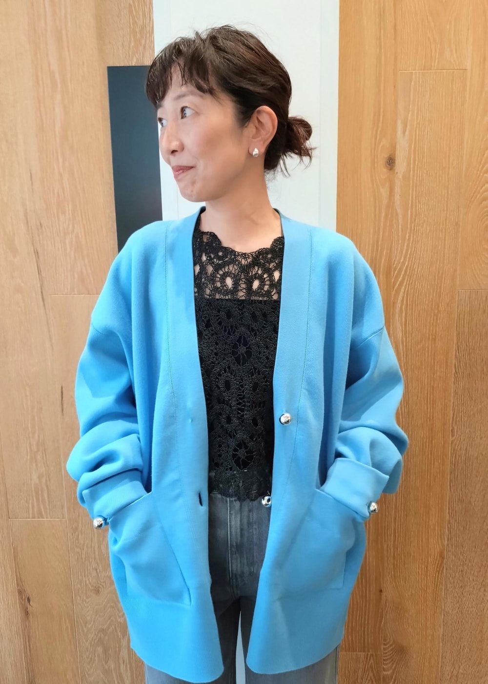 ブラック系のベスト、ブラック系のサンダル、ブラック系のキャミソールを着用したレディースの冬コーディネートの5枚目の写真