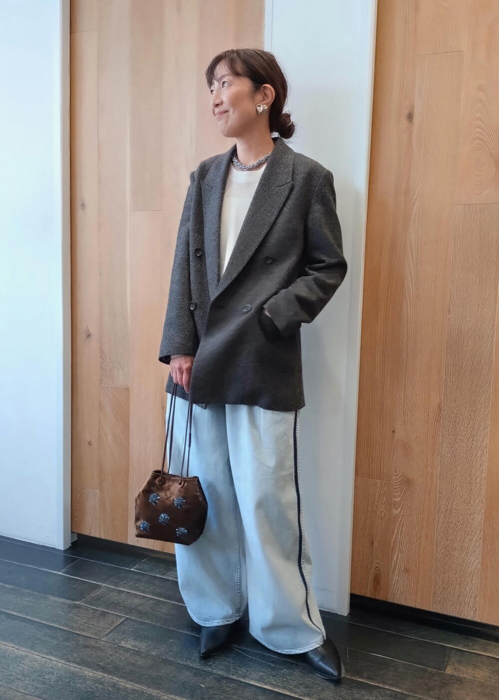 「JACOB、ジャコブ、初春コーデ、秋コーデ、初冬コーデ、お仕事コーデ、お出かけコーデ、女子会コーデ、大人カジュアル、パンツスタイル、シンプルコーデ、ADAM ET ROPÉ、ウェーブ、ブルべ冬、乾燥」|「ADAM ET ROPE'のバンドゥー(チューブトップ、ホワイト系)」を使った、enokiさん(レディース・157cm)の秋コーディネートの2枚目の写真