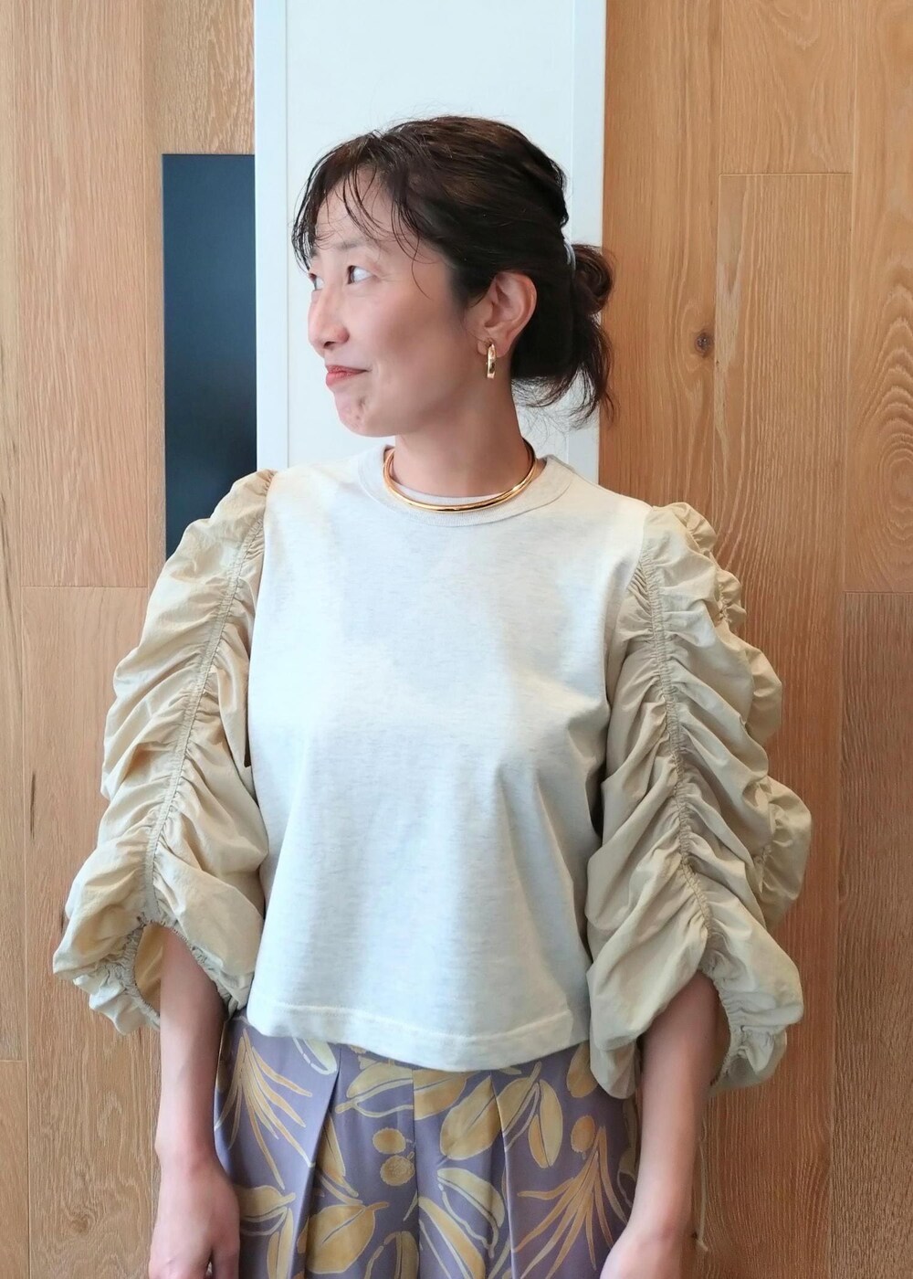 「GANNI、ガニー、24SS春の新作、チョーカー、PHEENY、フィーニー、ADAM ET ROPÉ、FEMME、骨格ウェーブ、ブルべ、きれいめカジュアル、大人カジュアル、フェミニン、春、夏」｜「ADAM ET ROPE'のメタルカーブチョーカー（チョーカー、ゴールド系）」を使った、enokiさん（レディース・157cm）の春コーディネートの6枚目の写真