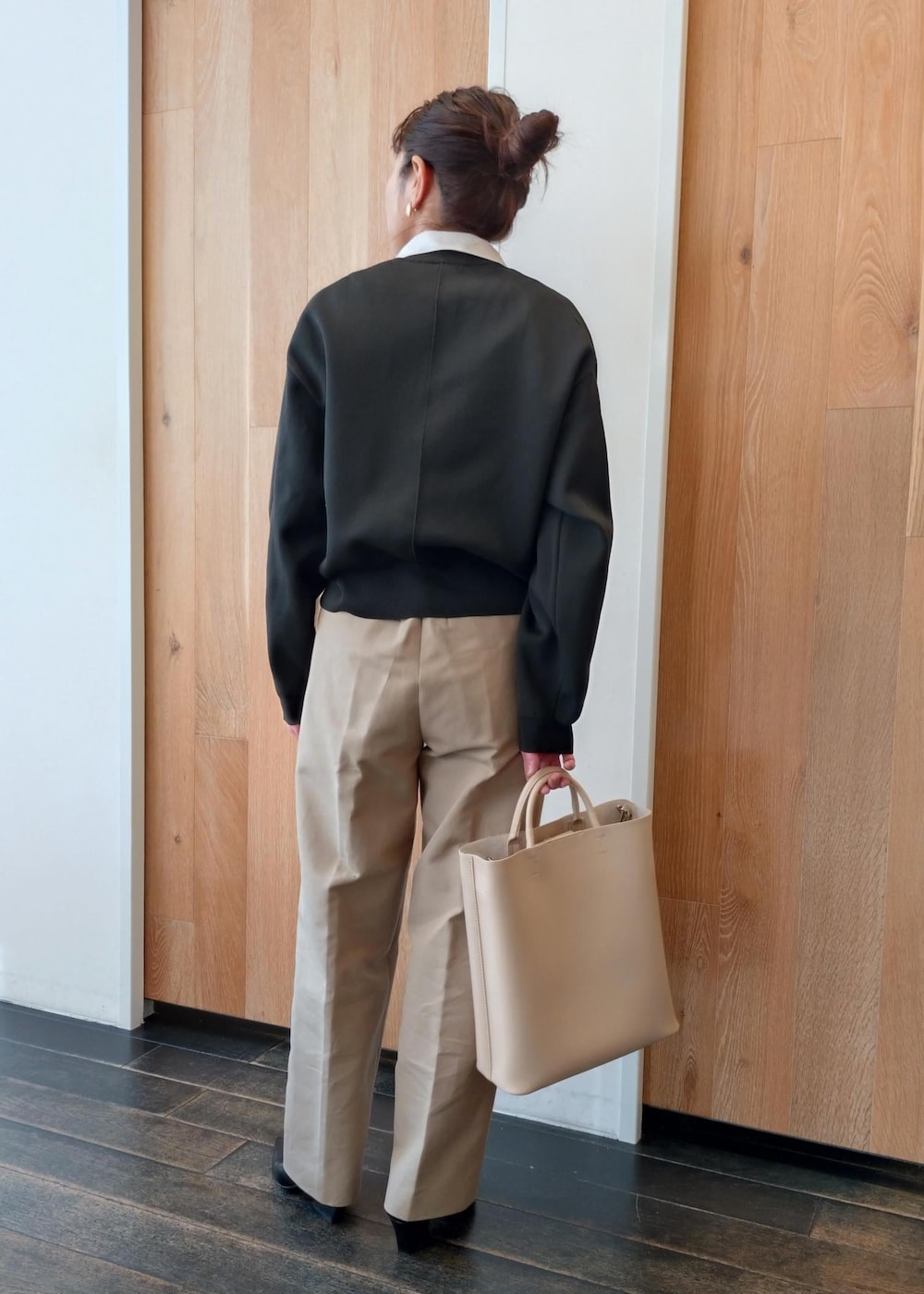 「Wcardigan_pickup、おすすめトップス、初春コーデ、春コーデ、お仕事コーデ、授業参観日コーデ、お出かけコーデ、女子会コーデ、パンツスタイル、体型カバー、シンプルコーデ、きれいめコーデ、ベーシック、ADAM ET ROPÉ、ウェーブ」|「ADAM ET ROPE'の【A4・PC対応・一部WEB限定カラー】ダブルポケットトートバッグ(トートバッグ、ベージュ系)」を使った、enokiさん(レディース・157cm)の冬コーディネートの3枚目の写真
