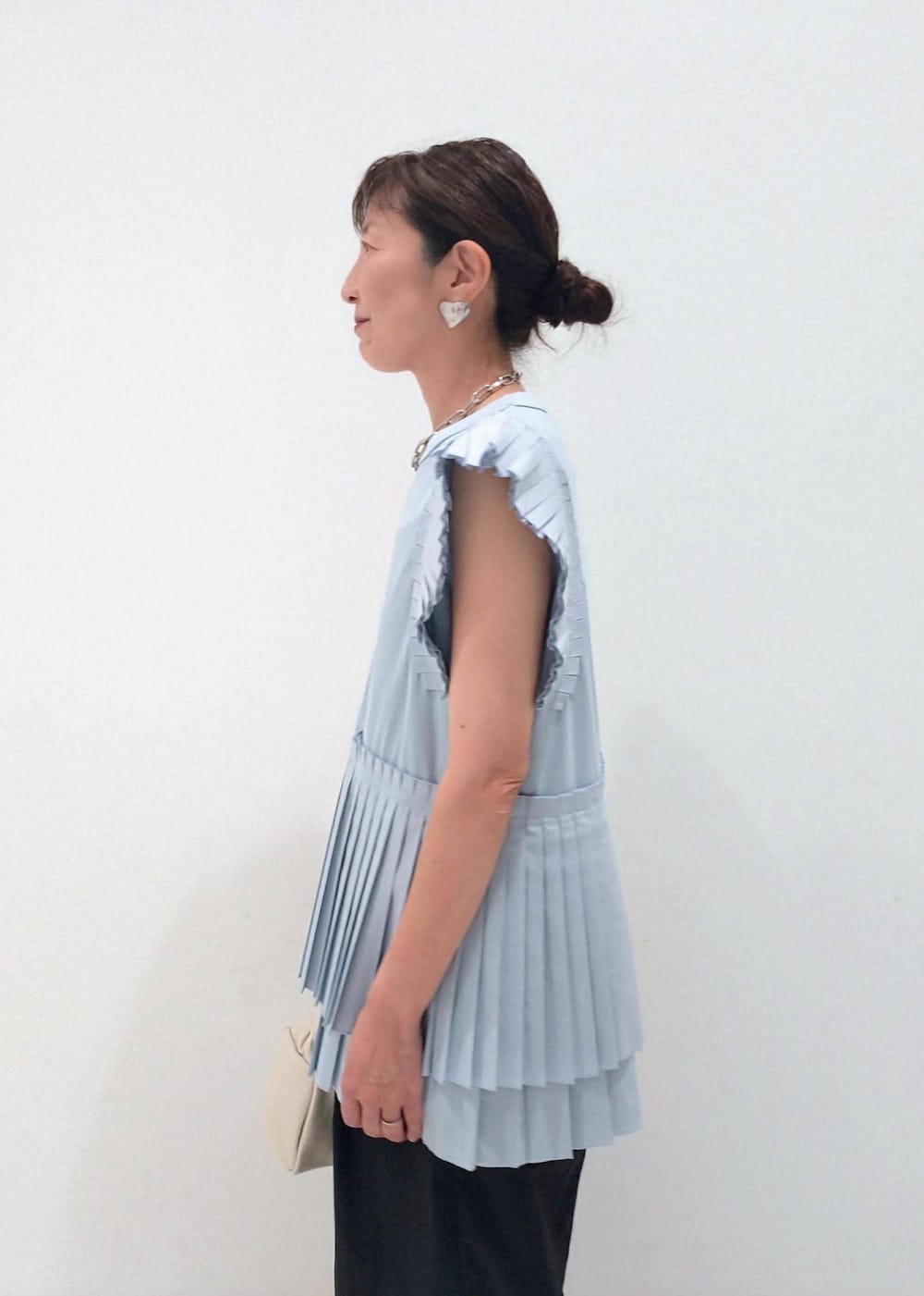 「初夏コーデ、夏コーデ、授業参観日コーデ、デートコーデ、お出かけコーデ、旅行コーデ、女子会コーデ、大人カジュアル、パンツスタイル、体型カバー、ヘルシーコーデ、フェミニンコーデ、きれいめコーデ、ADAM ET ROPÉ、ウェーブ」|「ADAM ET ROPE'の【PFT】Fuka musubi Small バッグ(ハンドバッグ、ホワイト系)」を使った、enokiさん(レディース・157cm)の夏コーディネートの7枚目の写真