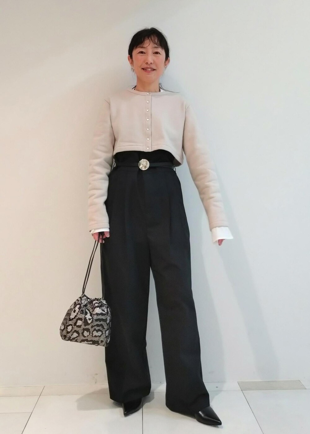 「agnes b. pour ADAM ET ROPE'、初春コーデ、春コーデ、冬コーデ、授業参観日コーデ、お出かけコーデ、旅行コーデ、女子会コーデ、大人カジュアル、レイヤード、パンツスタイル、体型カバー、モノトーンコーデ、シンプルコーデ、きれいめコーデ」｜「ADAM ET ROPE'の【サステナブル】ラウンドバックルベルト（ベルト、シルバー系）」を使った、enokiさん（レディース・157cm）の冬コーディネートの2枚目の写真