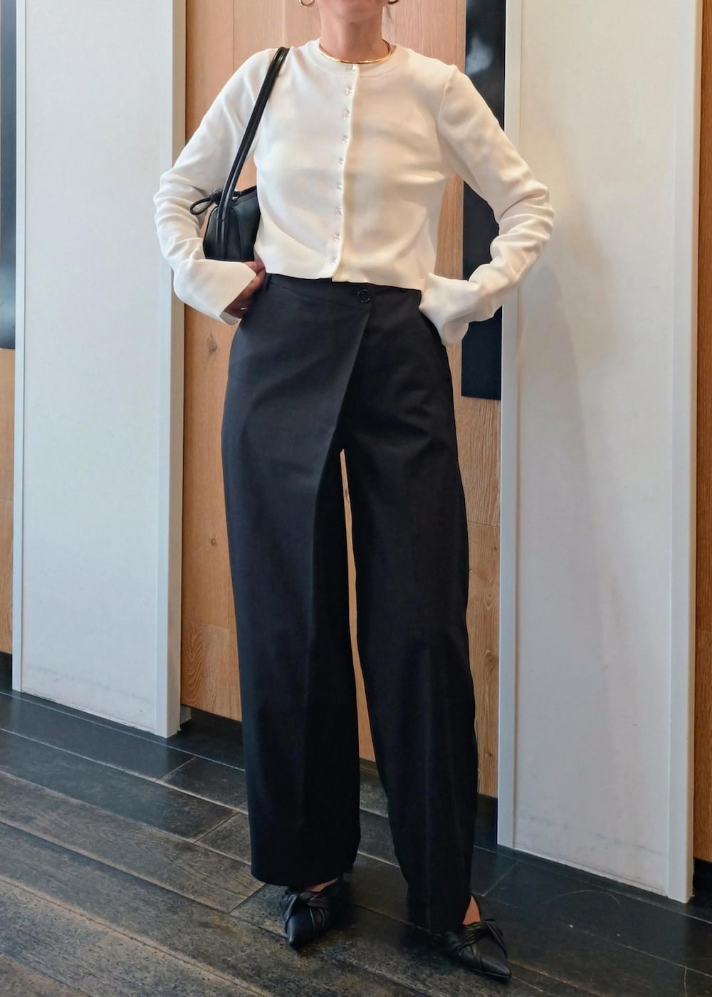 「初春コーデ、春コーデ、初夏コーデ、お仕事コーデ、授業参観日コーデ、お出かけコーデ、女子会コーデ、パンツスタイル、モノトーンコーデ、ヘルシーコーデ、シンプルコーデ、きれいめコーデ、ADAM ET ROPÉ、ウェーブ、ブルべ冬」|「ADAM ET ROPE'の【サステナブル】クルーネックショートカーディガン(カーディガン/ボレロ、ホワイト系)」を使った、enokiさん(レディース・157cm)の春コーディネートの2枚目の写真