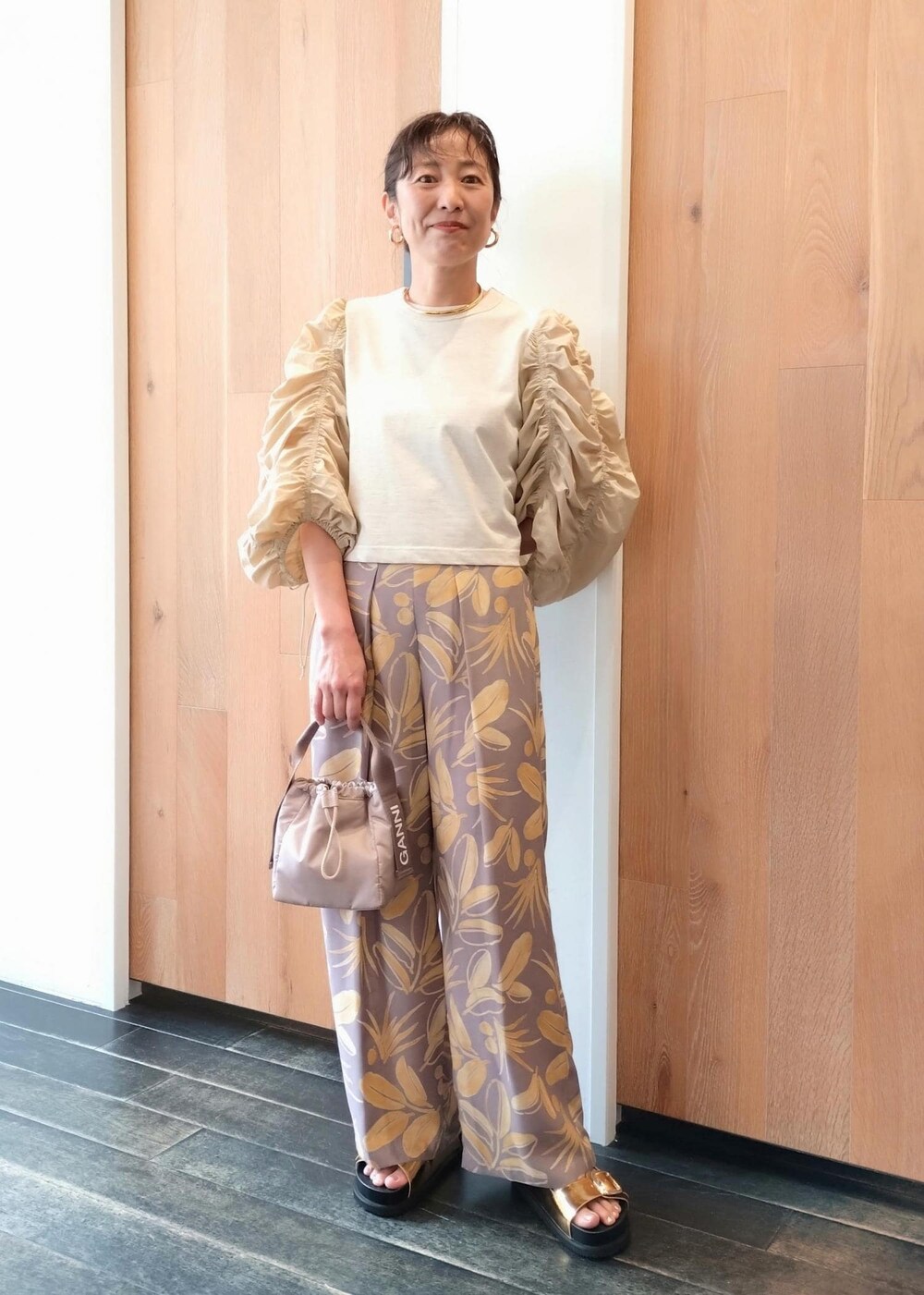 「GANNI、ガニー、24SS春の新作、チョーカー、PHEENY、フィーニー、ADAM ET ROPÉ、FEMME、骨格ウェーブ、ブルべ、きれいめカジュアル、大人カジュアル、フェミニン、春、夏」｜「ADAM ET ROPE'のメタルカーブチョーカー（チョーカー、ゴールド系）」を使った、enokiさん（レディース・157cm）の春コーディネートの2枚目の写真