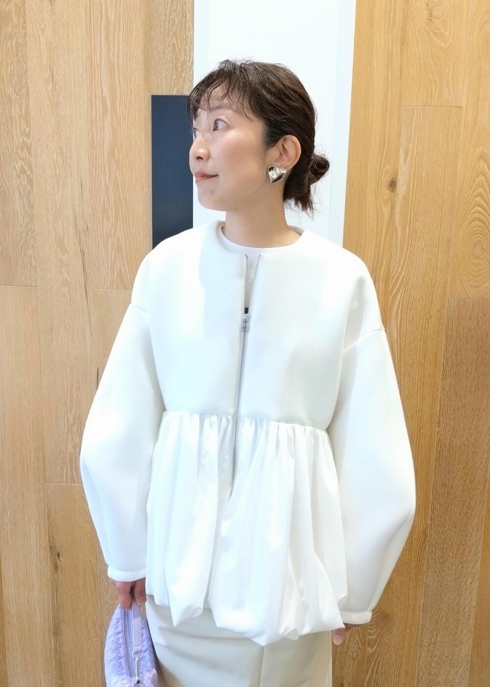 シルバー系のサンダル、ホワイト系のカーディガン/ボレロ、ホワイト系のスカートを着用したレディースの冬コーディネートの5枚目の写真