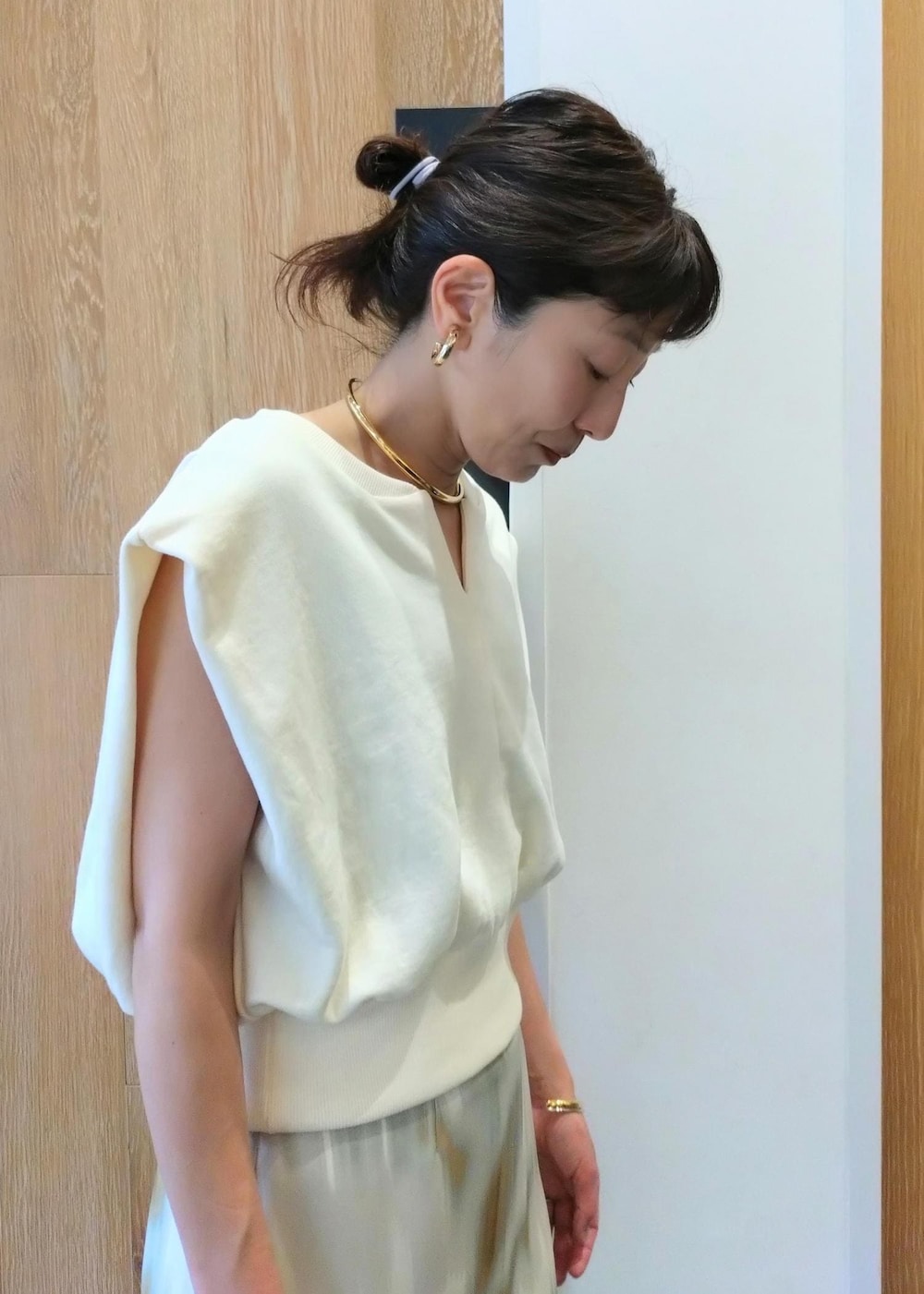 「24SS夏の新作、チョーカー、アモーメント、AMOMENTO、OOFOS、ウーフォス、CHICS、シックス、別注、ADAM ET ROPÉ、FEMME、サステナブル、骨格ウェーブ、ブルべ、きれいめカジュアル」｜「ADAM ET ROPE'のメタルカーブチョーカー（チョーカー、ゴールド系）」を使った、enokiさん（レディース・157cm）の春コーディネートの7枚目の写真
