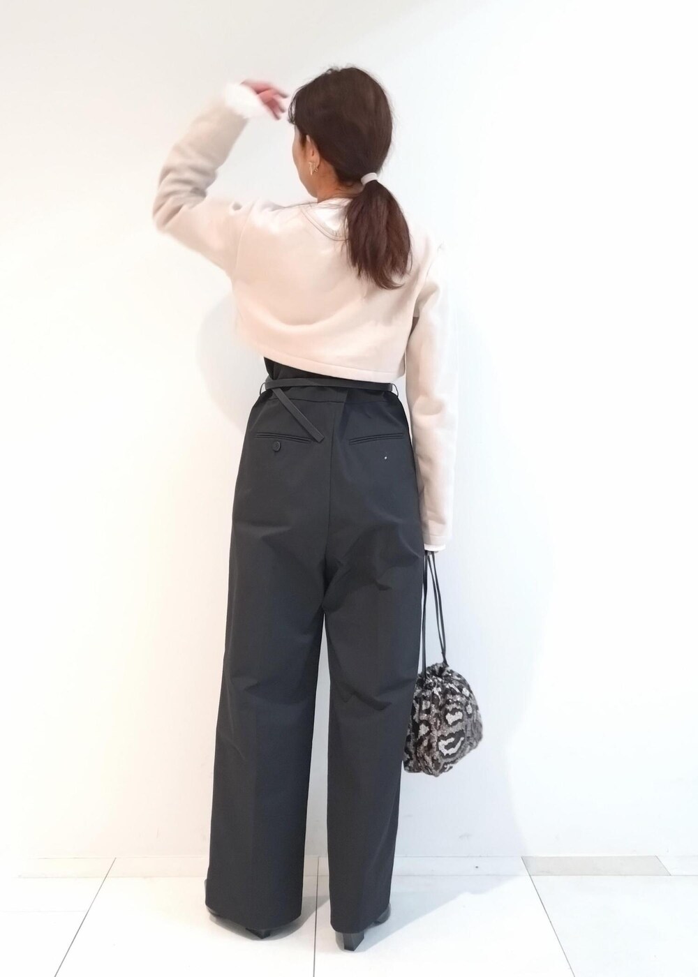 「agnes b. pour ADAM ET ROPE'、初春コーデ、春コーデ、冬コーデ、授業参観日コーデ、お出かけコーデ、旅行コーデ、女子会コーデ、大人カジュアル、レイヤード、パンツスタイル、体型カバー、モノトーンコーデ、シンプルコーデ、きれいめコーデ」｜「ADAM ET ROPE'の【サステナブル】ラウンドバックルベルト（ベルト、シルバー系）」を使った、enokiさん（レディース・157cm）の冬コーディネートの5枚目の写真