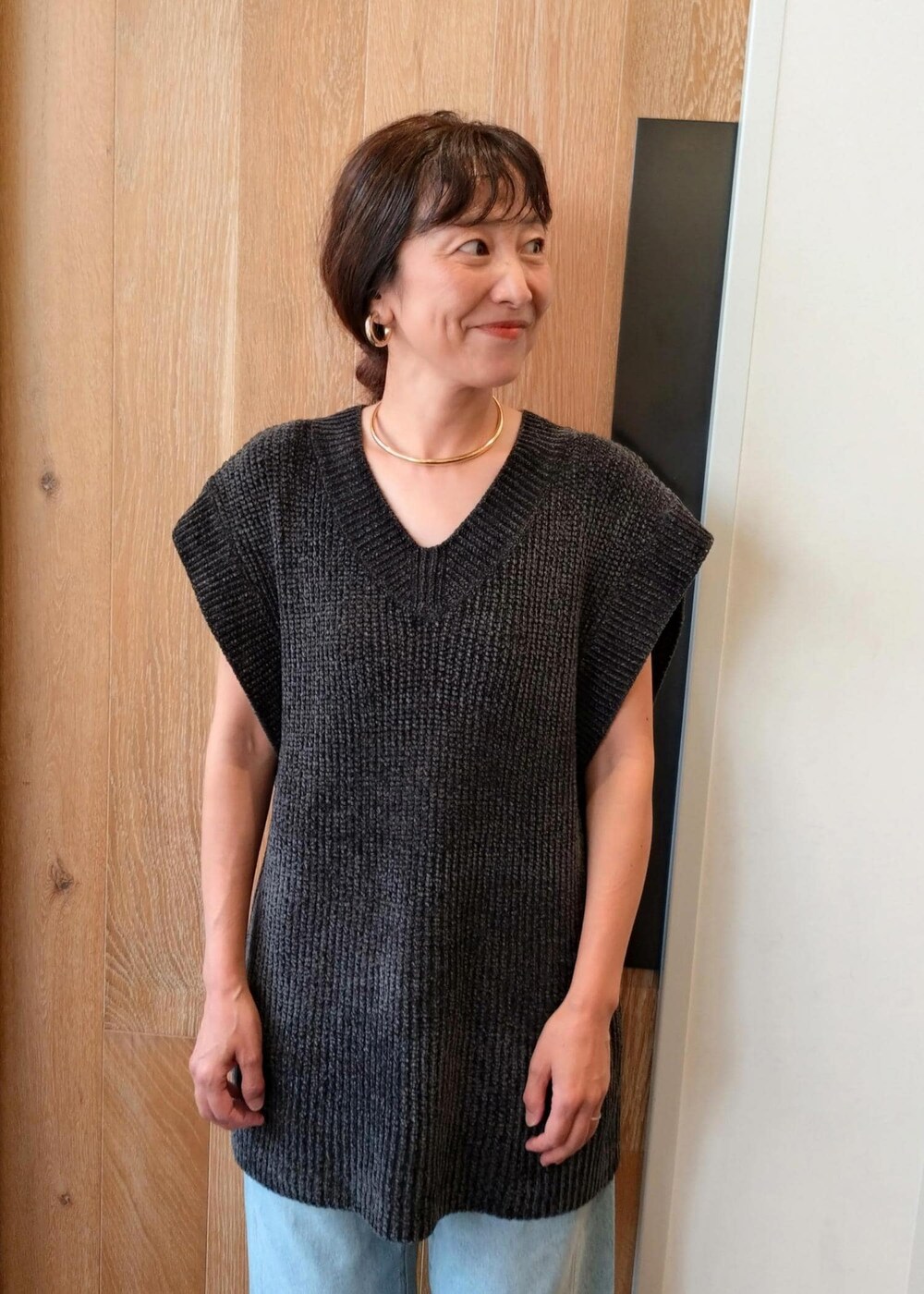 「anggae、アンゲ、夏コーデ、初秋コーデ、大人カジュアル、セットアップ、パンツスタイル、シンプルコーデ、ADAM ET ROPÉ、ウェーブ、ブルべ冬、乾燥、低身長、トップス、ベスト」｜「ADAM ET ROPE'のミックスモールヤーンベスト（ベスト、ブラック系）」を使った、enokiさん（レディース・157cm）の秋コーディネートの9枚目の写真