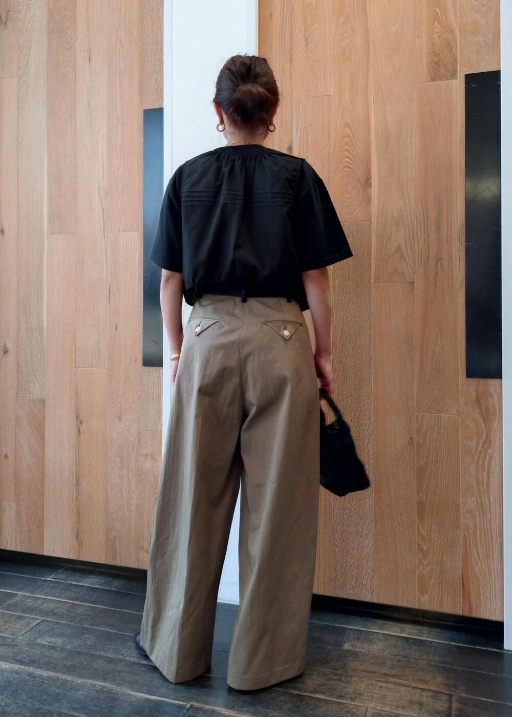 「24SS春の新作、GANNI、ガニー、TANGTANG、タンタン、ブーツサンダル、ADAM ET ROPÉ、FEMME、サステナブル、骨格ウェーブ、ブルべ、カジュアル、大人カジュアル、フェミニン、春」|「ADAM ET ROPE'のストレッチブーツサンダル(ブーツ、ブラック系)」を使った、enokiさん(レディース・157cm)の春コーディネートの3枚目の写真