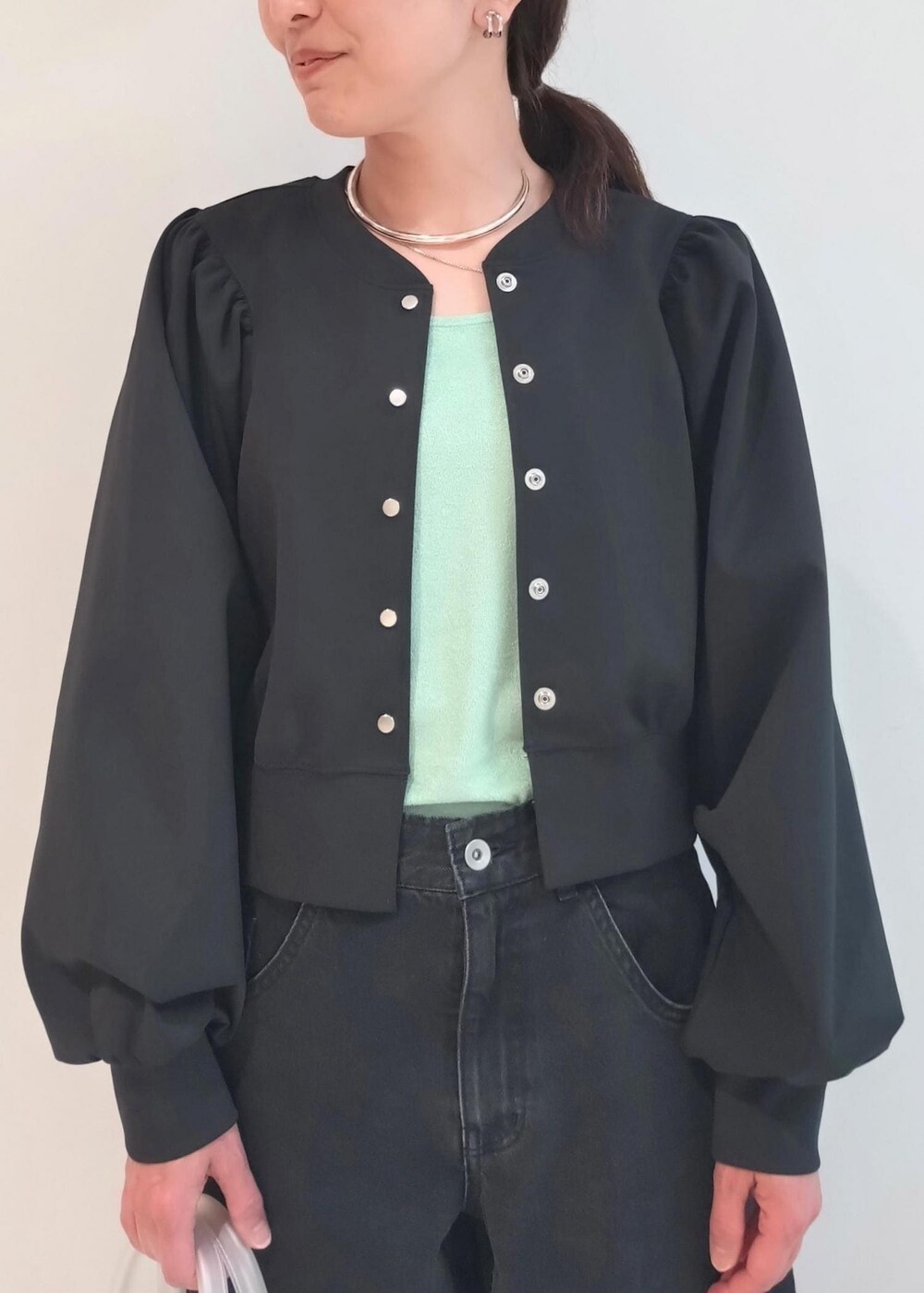 「24SS春の新作、24SS夏の新作、チョーカー、AMOMENTO、アモーメント、BASERANGE、ベースレンジ、タンクトップ、ADAM ET ROPÉ、FEMME、サステナブル、骨格ウェーブ、ブルべ、カジュアル、大人カジュアル」|「ADAM ET ROPE'のメタルカーブチョーカー(チョーカー、シルバー系)」を使った、enokiさん(レディース・157cm)の春コーディネートの4枚目の写真