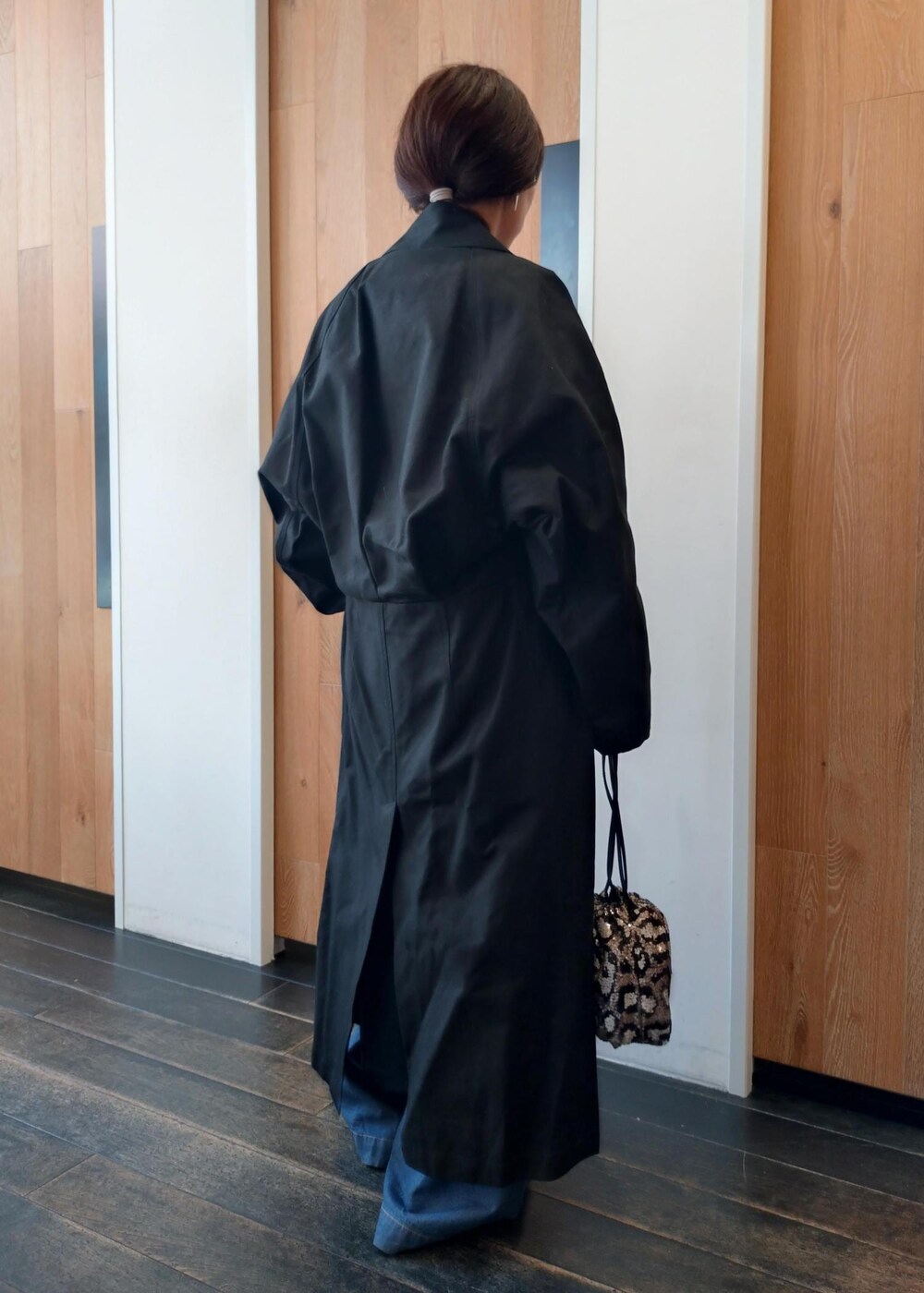 「おすすめトップス、初春コーデ、冬コーデ、お出かけコーデ、旅行コーデ、女子会コーデ、大人カジュアル、パンツスタイル、カジュアルコーデ、シンプルコーデ、ベーシック、別注アイテム、ADAM ET ROPÉ、ウェーブ、ブルべ冬」|「ADAM ET ROPE'のバックブラウジングステンカラーコート(ステンカラーコート、ブラック系)」を使った、enokiさん(レディース・157cm)の春コーディネートの3枚目の写真