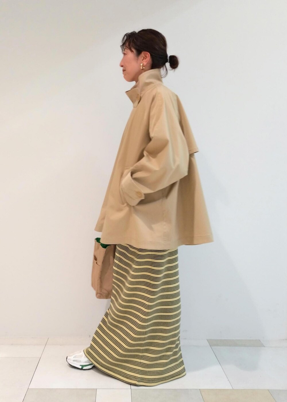 「LACOSTE、ラコステ、24SS春の新作、Miller、ミラー、NOMADIS、ノマディス、ADAM ET ROPÉ、FEMME、骨格ウェーブ、ブルべ、きれいめカジュアル、カジュアル、大人カジュアル、セットアップ」｜「MILLERの【Miller for ADAM ET ROPE'】別注WAFFLE ボーダーSKIRT（スカート、グリーン系）」を使った、enokiさん（レディース・157cm）の春コーディネートの2枚目の写真