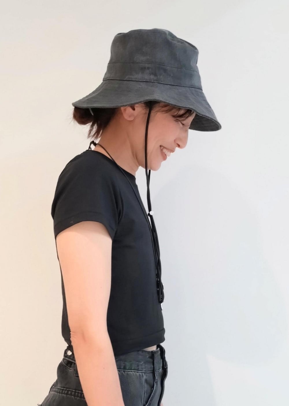 「Hanes for BIOTOP、24SS夏の新作、BEN AMUN、ベンアムン、GANNI、ガニー、ブラック、ハット、Tシャツ、半袖、クルーネック、デニム、ワイド、ハイウエスト、サンダル」｜「GANNIの【GANNI(ガニー)】RECYCLED TECH POUCH（ハンドバッグ、ブラック系）」を使った、enokiさん（レディース・157cm）の春コーディネートの7枚目の写真