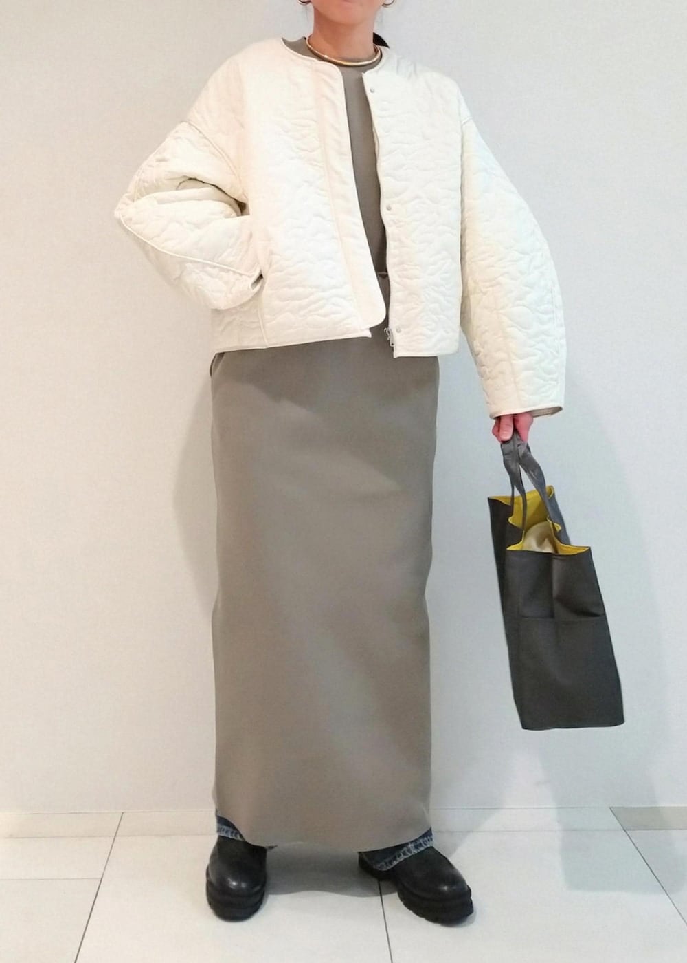 「初春コーデ、春コーデ、授業参観日コーデ、お出かけコーデ、旅行コーデ、女子会コーデ、大人カジュアル、レイヤード、パンツスタイル、体型カバー、カジュアルコーデ、フェミニンコーデ、別注アイテム、ADAM ET ROPÉ、ウェーブ」｜「ADAM ET ROPE'の【サステナブル】Iラインデニム（デニムパンツ、ブルー系）」を使った、enokiさん（レディース・157cm）の冬コーディネートの2枚目の写真