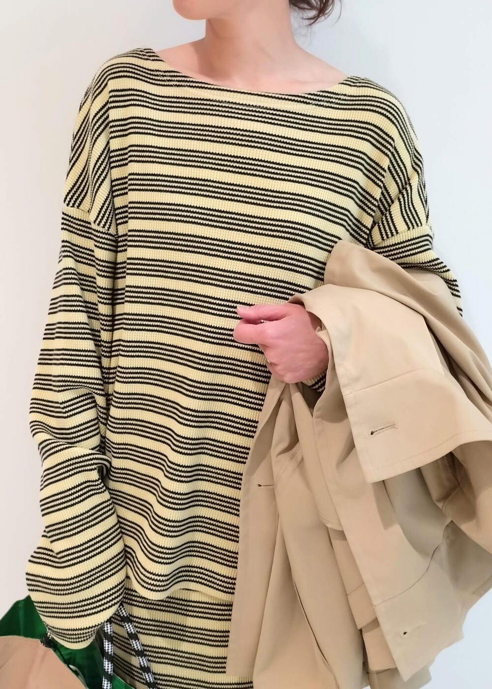 「LACOSTE、ラコステ、24SS春の新作、Miller、ミラー、NOMADIS、ノマディス、ADAM ET ROPÉ、FEMME、骨格ウェーブ、ブルべ、きれいめカジュアル、カジュアル、大人カジュアル、セットアップ」｜「MILLERの【Miller for ADAM ET ROPE'】別注WAFFLE ボーダーSKIRT（スカート、グリーン系）」を使った、enokiさん（レディース・157cm）の春コーディネートの9枚目の写真