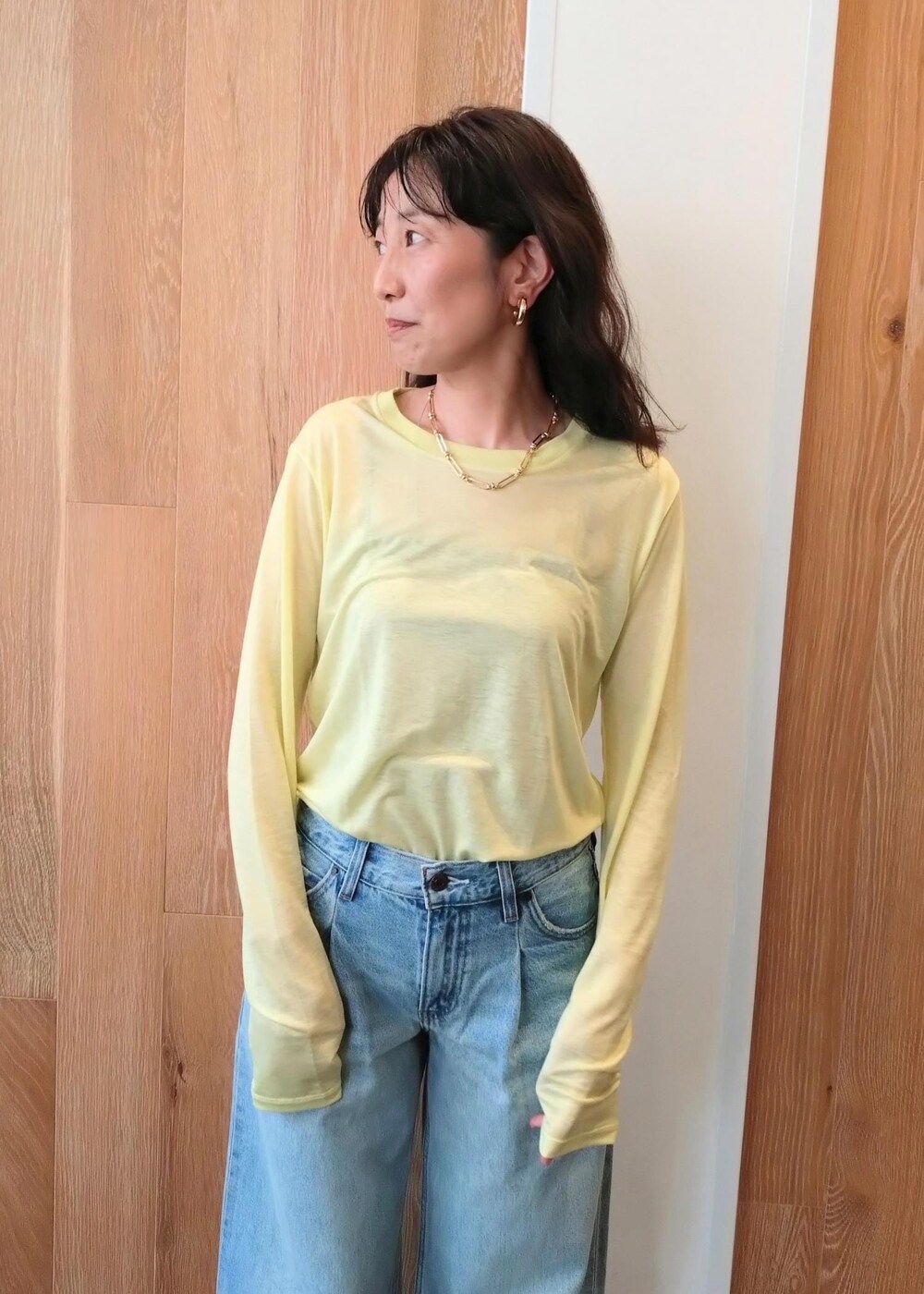 「24SS春の新作、AMOMENTO、アモーメント、BASERANGE、ベースレンジ、Levi's、リーバイス、クリア、クリアバッグ、長袖、カットソー、クルーネック、イエロー、シアー、ブルー」｜「ADAM ET ROPE'のストレッチブーツサンダル（ブーツ、ベージュ系）」を使った、enokiさん（レディース・157cm）の春コーディネートの4枚目の写真