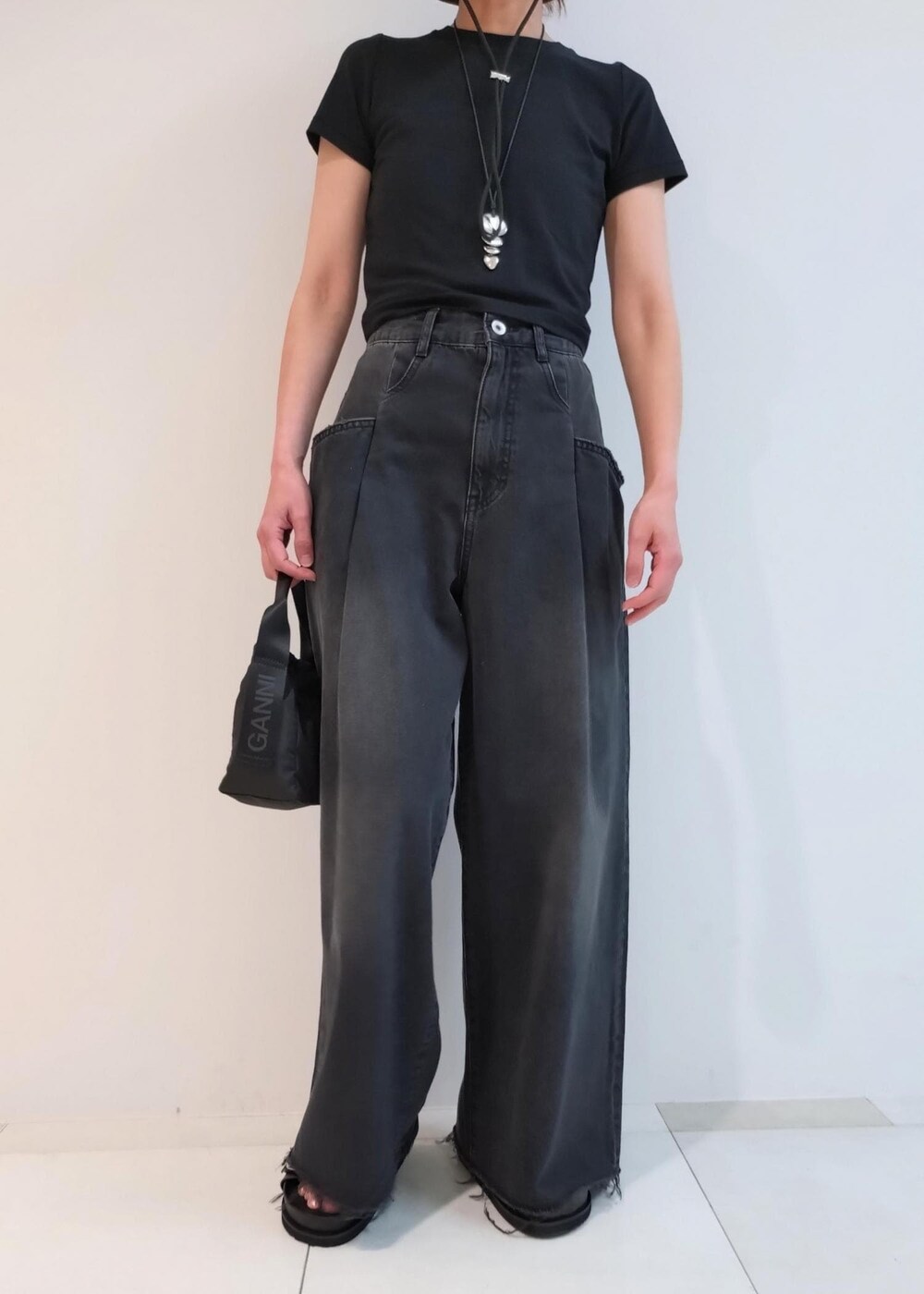 「Hanes for BIOTOP、24SS夏の新作、BEN AMUN、ベンアムン、GANNI、ガニー、ブラック、ハット、Tシャツ、半袖、クルーネック、デニム、ワイド、ハイウエスト、サンダル」｜「GANNIの【GANNI(ガニー)】RECYCLED TECH POUCH（ハンドバッグ、ブラック系）」を使った、enokiさん（レディース・157cm）の春コーディネートの8枚目の写真