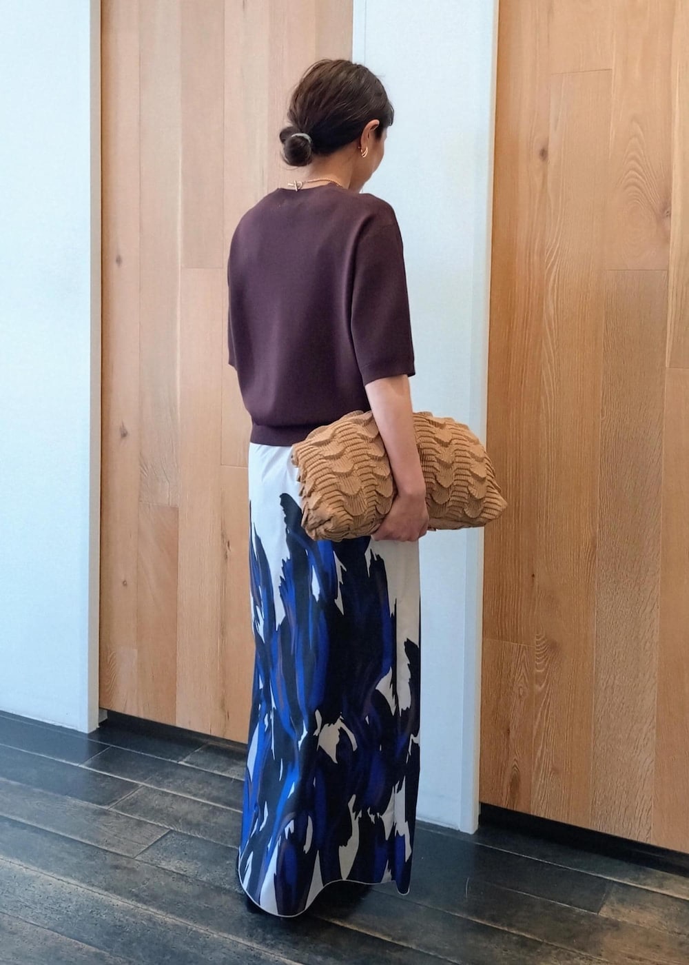 「春コーデ、初夏コーデ、夏コーデ、デートコーデ、お出かけコーデ、旅行コーデ、フェスコーデ、大人カジュアル、スカートスタイル、シンプルコーデ、ADAM ET ROPÉ、ウェーブ、ブルべ冬、乾燥、トップス」｜「ADAM ET ROPE'のLES BIJOUX カーブドロップイヤリング（イヤリング、ゴールド系）」を使った、enokiさん（レディース・157cm）の春コーディネートの4枚目の写真