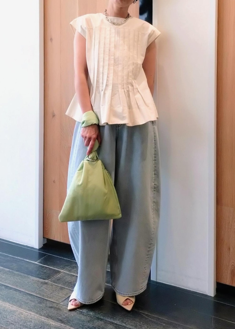 「夏コーデ、授業参観日コーデ、デートコーデ、お出かけコーデ、旅行コーデ、女子会コーデ、大人カジュアル、レイヤード、パンツスタイル、体型カバー、カジュアルコーデ、ヘルシーコーデ、シンプルコーデ、ADAM ET ROPÉ、ウェーブ」｜「ADAM ET ROPE'の【EMOELLE】チューブトップ（チューブトップ、ホワイト系）」を使った、enokiさん（レディース・157cm）の夏コーディネートの2枚目の写真