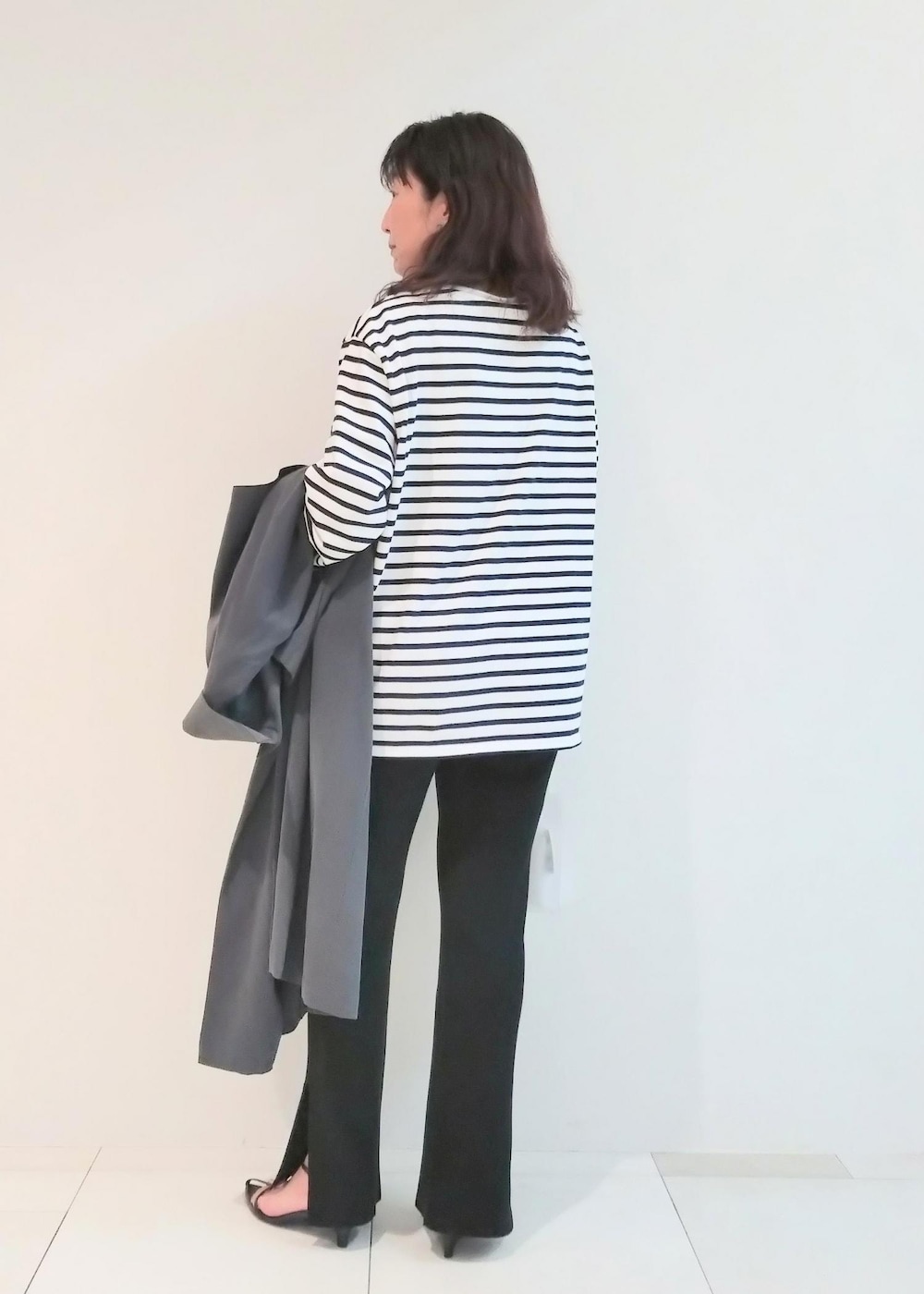 「24SS春の新作、ニットパンツ、SAINT JAMES、セントジェームス、AMOMENTO、アモーメント、ADAM ET ROPÉ、FEMME、サステナブル、骨格ウェーブ、ブルべ、きれいめカジュアル、大人カジュアル、春、春コーデ」｜「ADAM ET ROPE'の【サステナブル】ナロークロスストラップサンダル（サンダル、ブラック系）」を使った、enokiさん（レディース・157cm）の春コーディネートの7枚目の写真