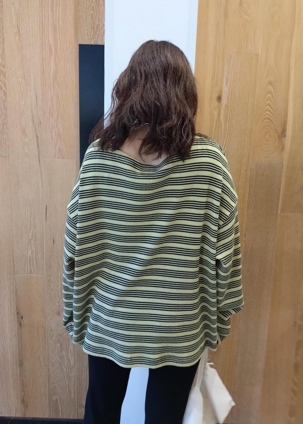 ブラック系のサンダル、グリーン系のTシャツ/カットソー、ブラック系のその他パンツを着用したレディースの春コーディネートの6枚目の写真