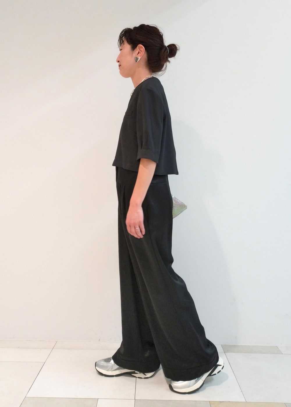 「24SS春の新作、BIGOTRE、ビゴター、LACOSTE、ラコステ、ADAM ET ROPÉ、FEMME、骨格ウェーブ、ブルべ、きれいめカジュアル、大人カジュアル、セレモニー、オケージョン、仕事着、通勤」｜「LACOSTEの【LACOSTE(ラコステ)】L003 NEO 124 3 SFA（スニーカー、シルバー系）」を使った、enokiさん（レディース・157cm）の春コーディネートの2枚目の写真