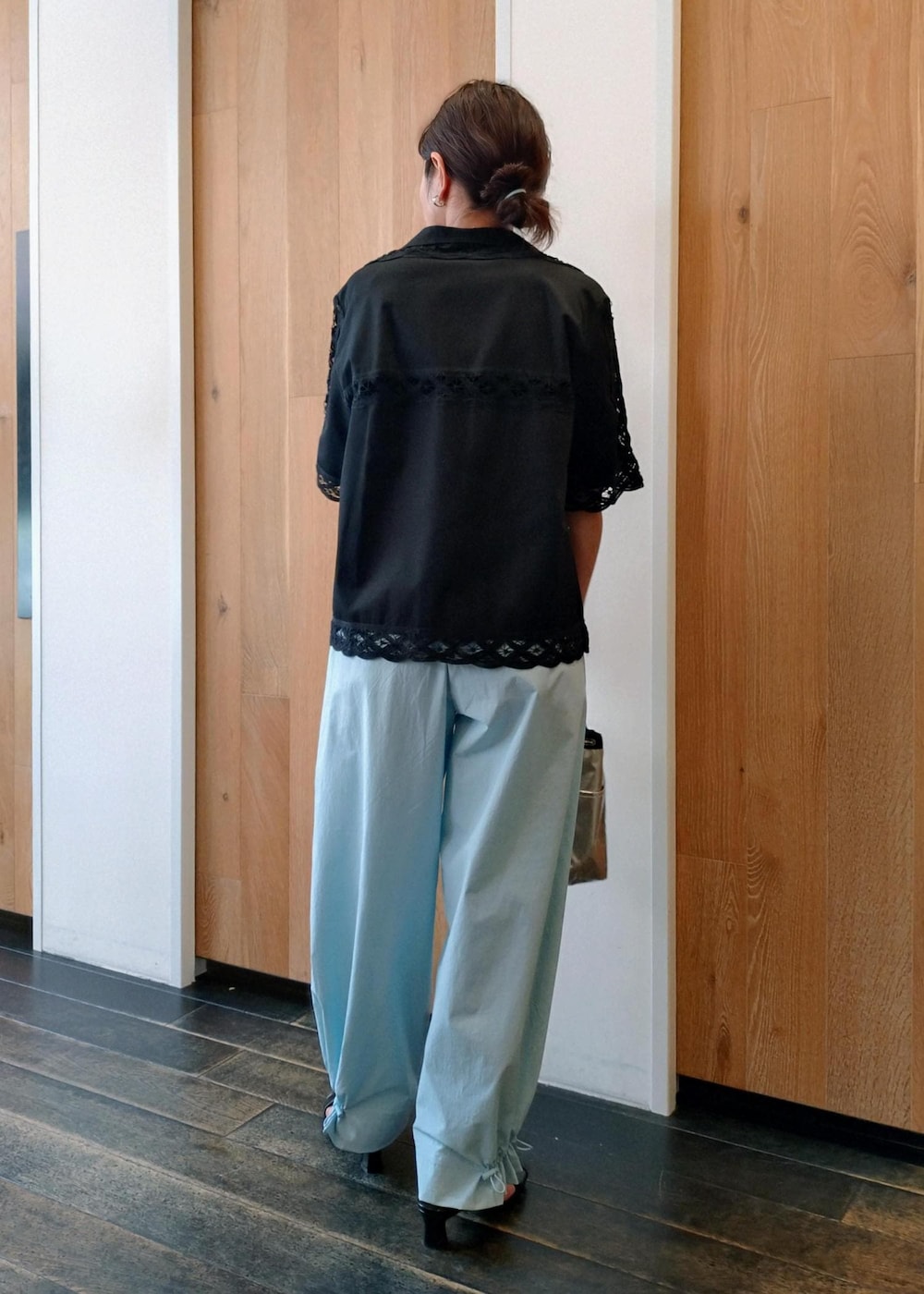 「春コーデ、初夏コーデ、デートコーデ、お出かけコーデ、旅行コーデ、アウトドアコーデ、フェスコーデ、女子会コーデ、雨の日コーデ、大人カジュアル、レイヤード、パンツスタイル、体型カバー、カジュアルコーデ、シンプルコーデ」｜「ADAM ET ROPE'のポインテッドウェーブミュール（サンダル、ブラック系）」を使った、enokiさん（レディース・157cm）の春コーディネートの4枚目の写真