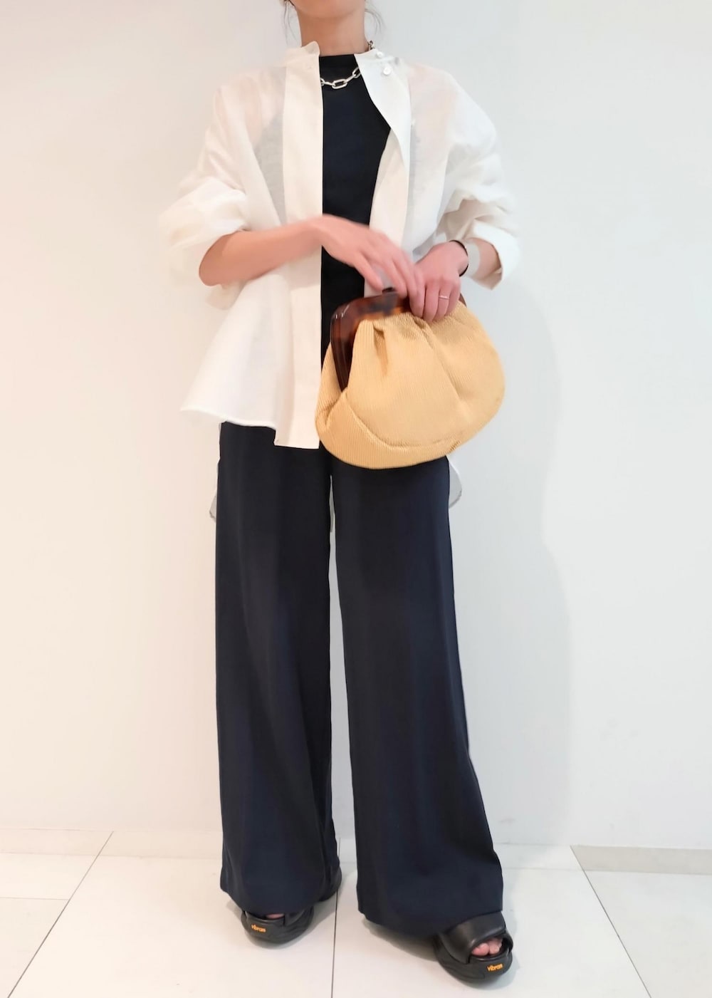 「24SS夏の新作、別注、Vibram、パデッドサンダル、SITA NEVADO、シタネバド、Miller for ADAM ET ROPE、アメリカンスリーブ、長袖、ネイビー、ワイド、ADAM ET ROPÉ、FEMME、骨格ウェーブ、ブルべ」｜「MILLERの【Miller for ADAM ET ROPE'】Cup付アメリカンスリーブタンクトップ（タンクトップ、ブルー系）」を使った、enokiさん（レディース・157cm）の春コーディネートの9枚目の写真