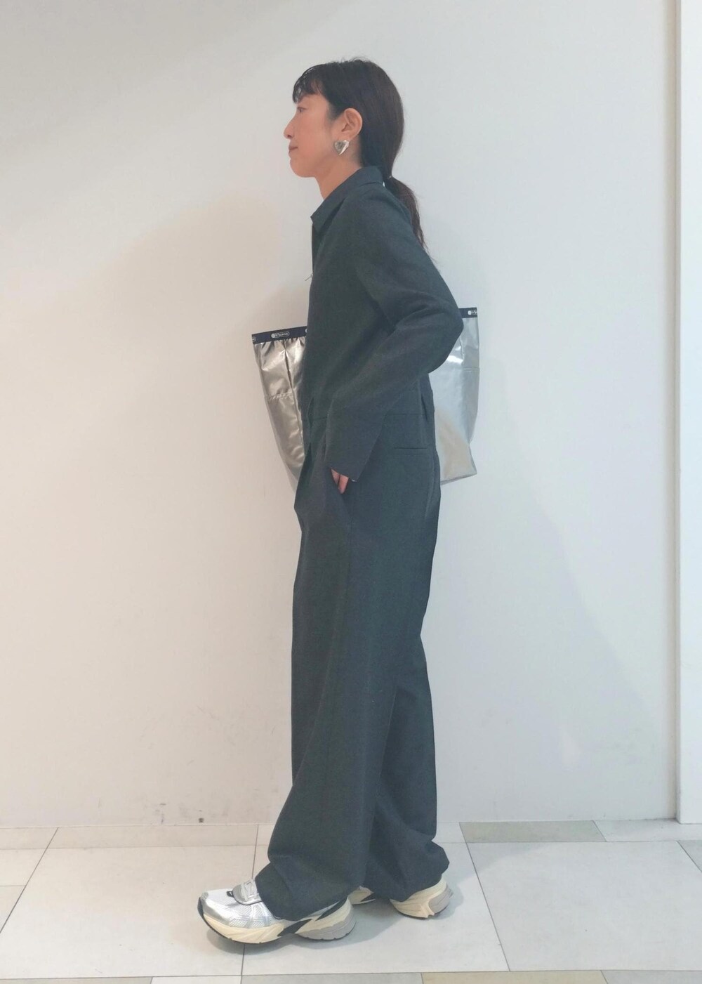「初春コーデ、初冬コーデ、お仕事コーデ、お出かけコーデ、旅行コーデ、女子会コーデ、大人カジュアル、カジュアルコーデ、メンズライク、別注アイテム、ADAM ET ROPÉ、ウェーブ、ブルべ冬、乾燥、トップス」｜「ADAM ET ROPE'のシアーテレコタックニュアンスロンT（Tシャツ/カットソー、ホワイト系）」を使った、enokiさん（レディース・157cm）の冬コーディネートの3枚目の写真