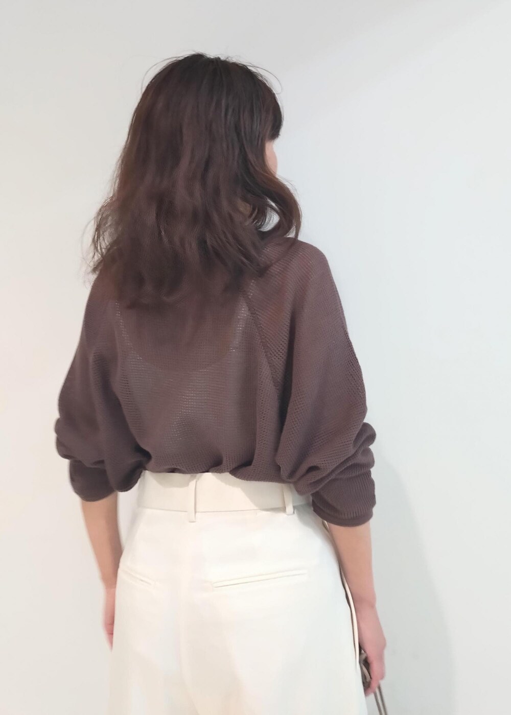 「メッシュ、24SS春の新作、PHEENY、フィーニー、巾着、ブーツサンダル、ADAM ET ROPÉ、FEMME、サステナブル、骨格ウェーブ、ブルべ、カジュアル、大人カジュアル、レイヤード、春」｜「ADAM ET ROPE'の【環境配慮】ビンテージサテンサイドタックパンツ（その他パンツ、ホワイト系）」を使った、enokiさん（レディース・157cm）の春コーディネートの6枚目の写真