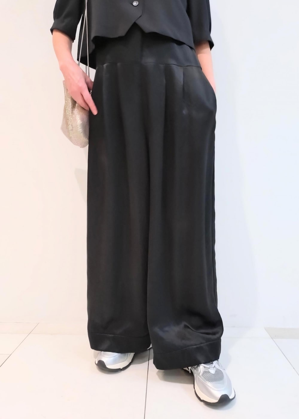 「24SS春の新作、BIGOTRE、ビゴター、LACOSTE、ラコステ、ADAM ET ROPÉ、FEMME、骨格ウェーブ、ブルべ、きれいめカジュアル、大人カジュアル、セレモニー、オケージョン、仕事着、通勤」｜「LACOSTEの【LACOSTE(ラコステ)】L003 NEO 124 3 SFA（スニーカー、シルバー系）」を使った、enokiさん（レディース・157cm）の春コーディネートの9枚目の写真