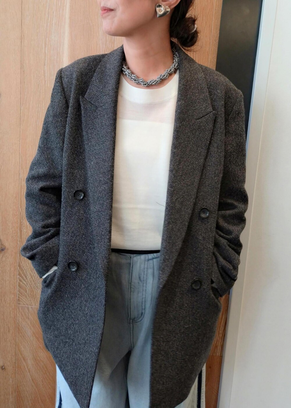 「JACOB、ジャコブ、初春コーデ、秋コーデ、初冬コーデ、お仕事コーデ、お出かけコーデ、女子会コーデ、大人カジュアル、パンツスタイル、シンプルコーデ、ADAM ET ROPÉ、ウェーブ、ブルべ冬、乾燥」|「ADAM ET ROPE'のバンドゥー(チューブトップ、ホワイト系)」を使った、enokiさん(レディース・157cm)の秋コーディネートの7枚目の写真