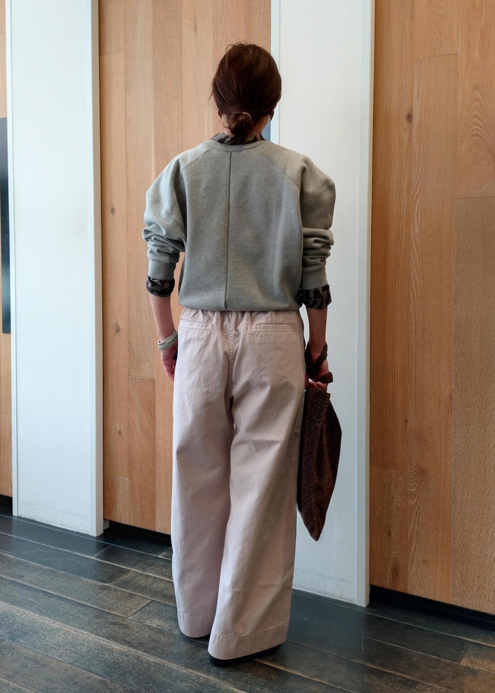 「グラミチ、初春コーデ、春コーデ、授業参観日コーデ、お出かけコーデ、旅行コーデ、アウトドアコーデ、女子会コーデ、パンツスタイル、体型カバー、カジュアルコーデ、別注アイテム、ADAM ET ROPÉ、ウェーブ、ブルべ冬」｜「ADAM ET ROPE'の【サステナブル】ショルダーフォルムスウェット（スウェット、グレー系）」を使った、enokiさん（レディース・157cm）の冬コーディネートの3枚目の写真
