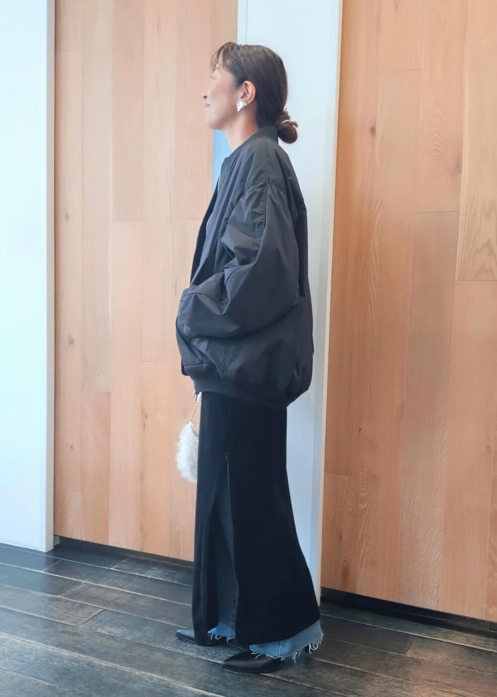「秋コーデ、初冬コーデ、お出かけコーデ、旅行コーデ、女子会コーデ、大人カジュアル、パンツスタイル、体型カバー、別注アイテム、ADAM ET ROPÉ、ウェーブ、ブルべ冬、乾燥、低身長、ジャケット/アウター」|「ADAM ET ROPE'のライトMA-1(MA-1、ブラック系)」を使った、enokiさん(レディース・157cm)の秋コーディネートの2枚目の写真