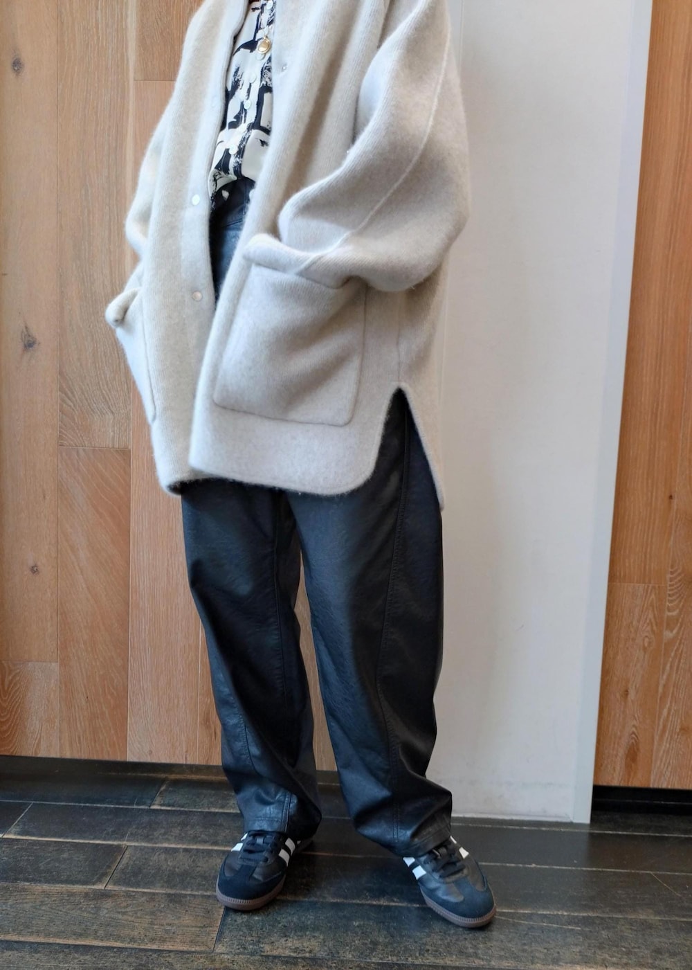 「ガニー、アディダス、秋コーデ、初冬コーデ、お出かけコーデ、旅行コーデ、女子会コーデ、モード、大人カジュアル、パンツスタイル、カジュアルコーデ、シンプルコーデ、ADAM ET ROPÉ、ウェーブ、ブルべ冬」｜「GANNIの【GANNI for ADAM ET ROPE'】Recycled tech Tote（トートバッグ、ベージュ系）」を使った、enokiさん（レディース・157cm）の秋コーディネートの9枚目の写真